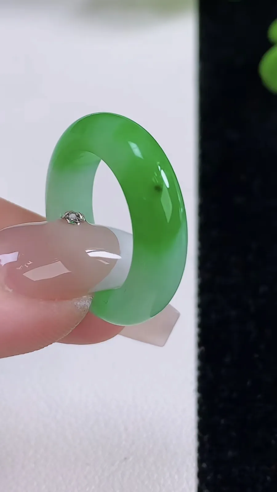 翡翠a货冰种飘阳绿指环 戒指，尺寸17-5.6-3.6，重量:4.78g