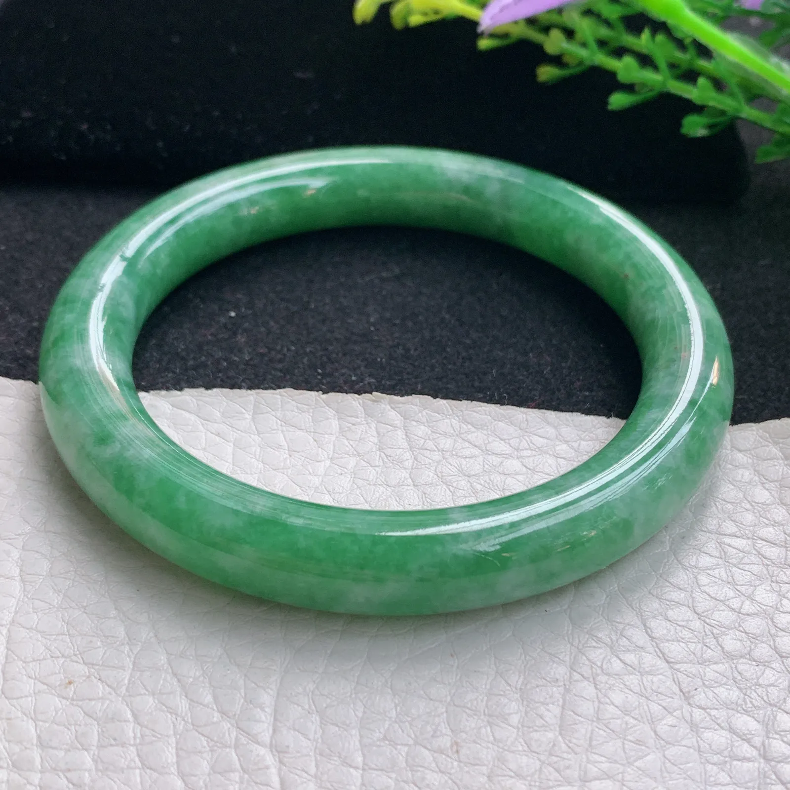 n自然光59*10.3*10美人镯 翡翠a货玉手镯满绿圆条珠宝玉手环