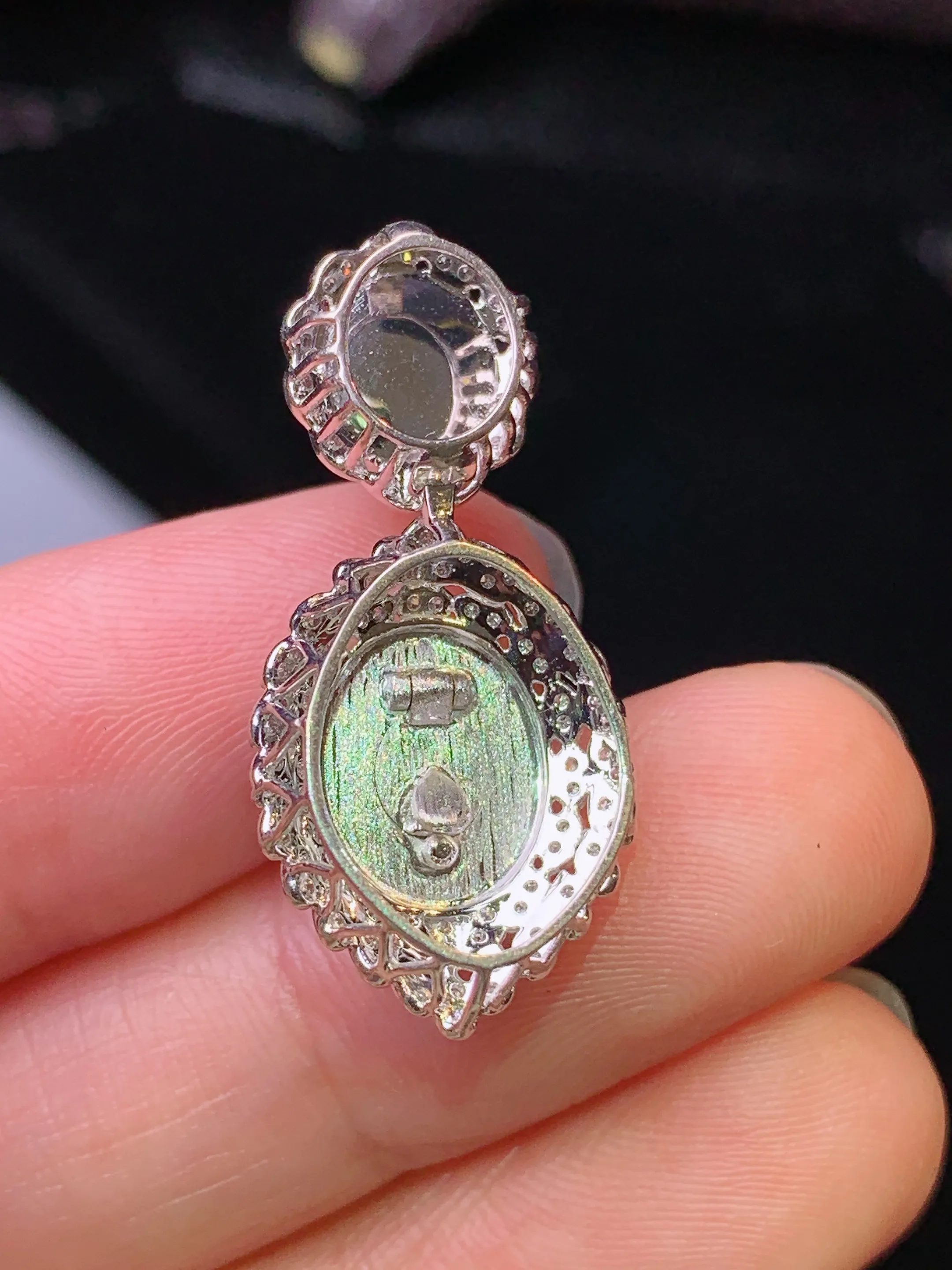 18k金钻镶嵌满绿蛋面吊坠 玉质细腻 色泽清新艳丽 整体尺寸29*14*10