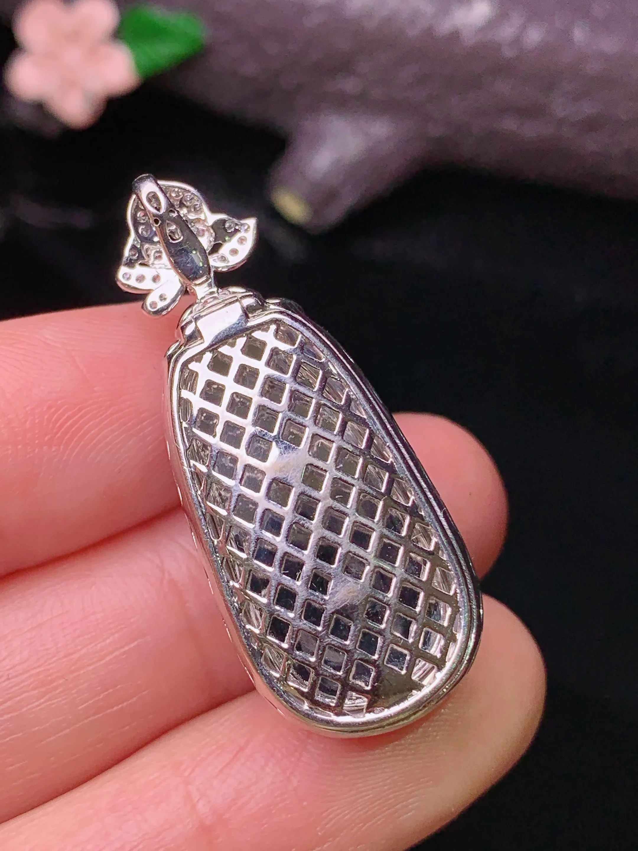 18k金钻镶嵌冰种四季豆吊坠 玉质细腻 色泽清新艳丽 整体尺寸35.6*14.5*11.6