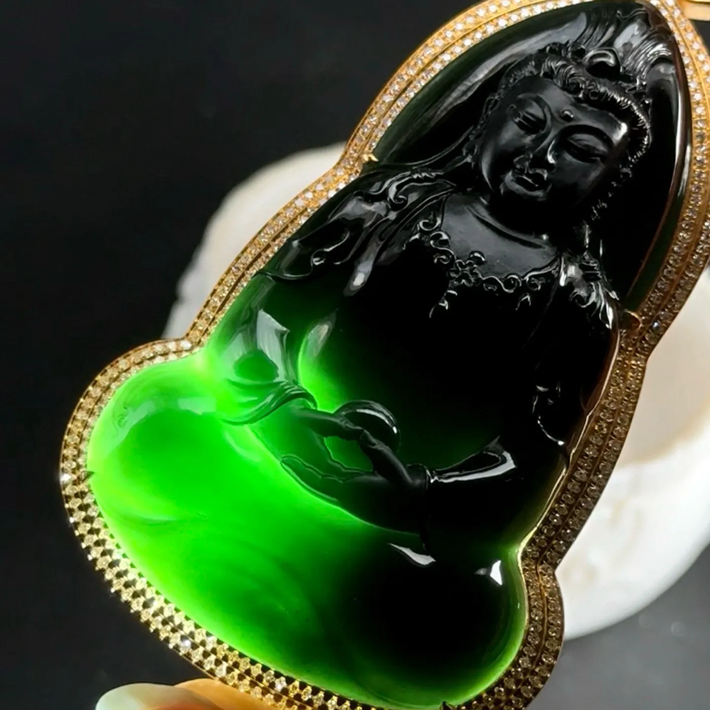 精品18k墨翠观音 种好色正 黑度极好 打灯通透 油性十足 尺寸79.8