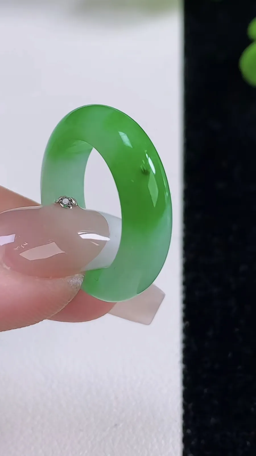 翡翠a货冰种飘阳绿指环 戒指，尺寸17-5.6-3.6，重量:4.78g