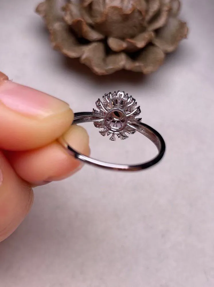 冰种阳绿蛋面戒指 、真金真钻镶嵌，种水好，玉质细腻 .裸石尺寸 7.9*6.8