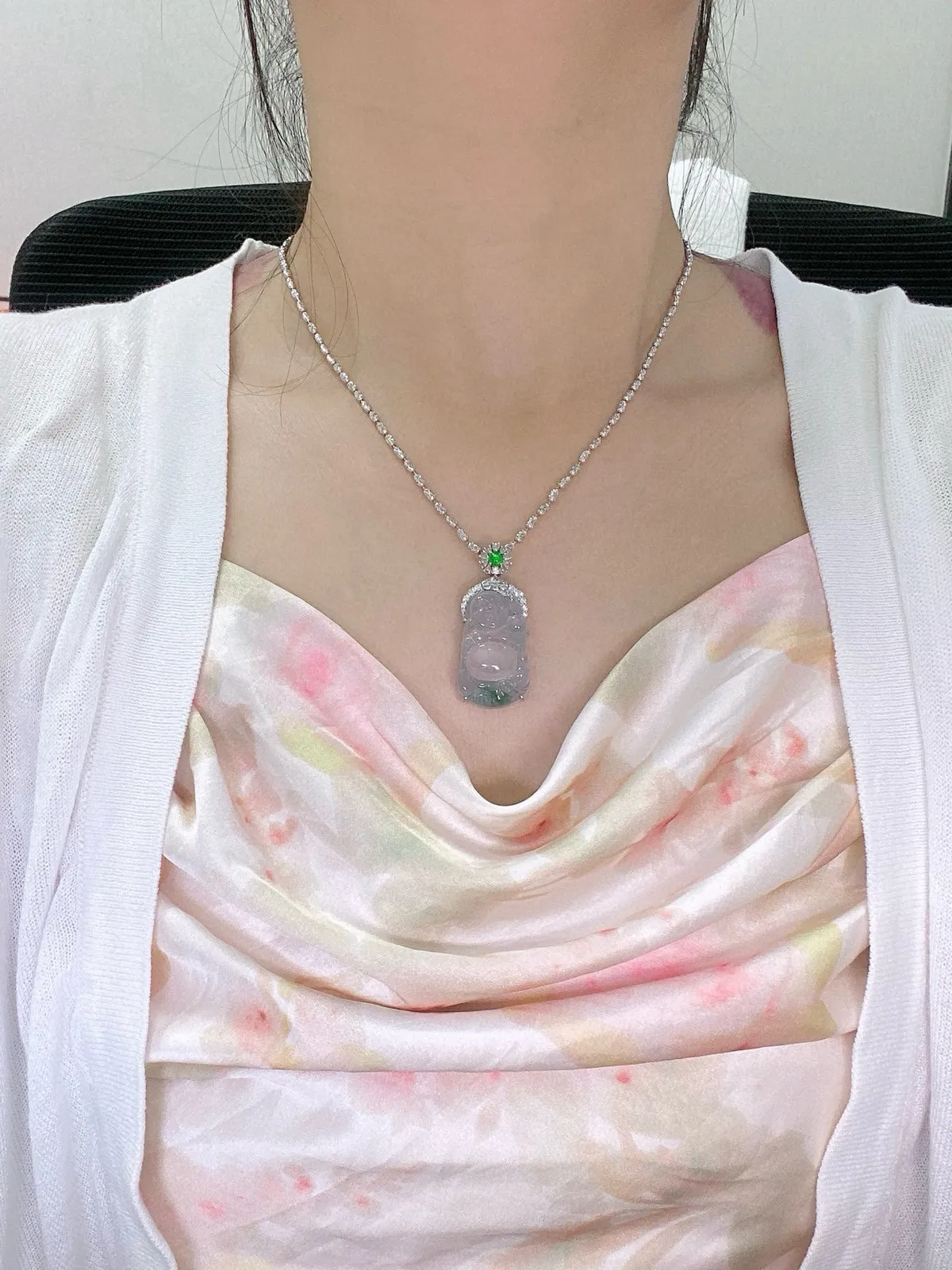 【冰种飘绿布袋佛】晶莹剔透，冰感十足，通透闪亮，18k金钻镶嵌，裸石尺寸28.1*17.6*5毫米