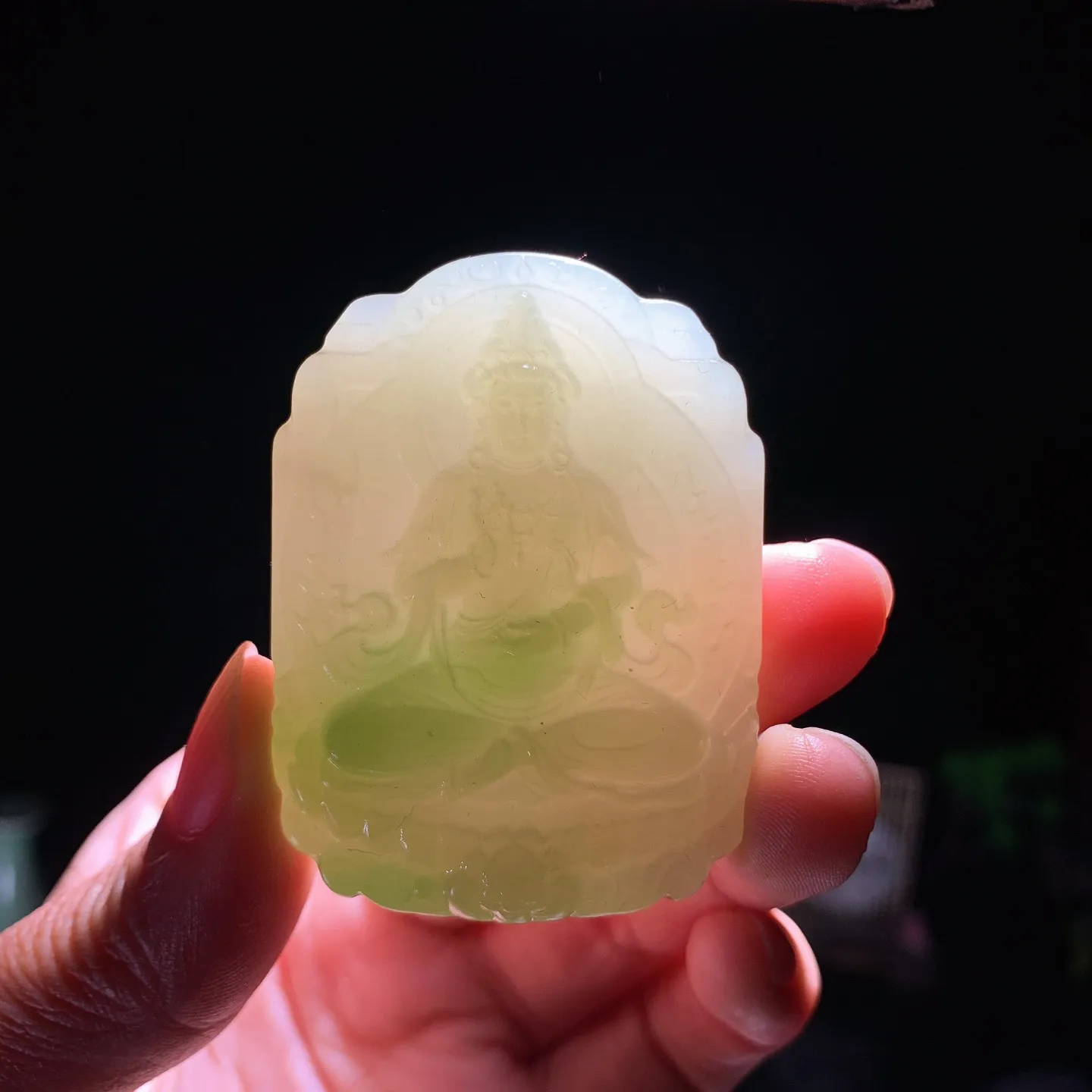 和田玉青海翠翠青坐莲观音牌子挂件。尺寸54/40/12重54克。内径玉质细腻油润。手推出油。佩戴高端典雅。lt251205