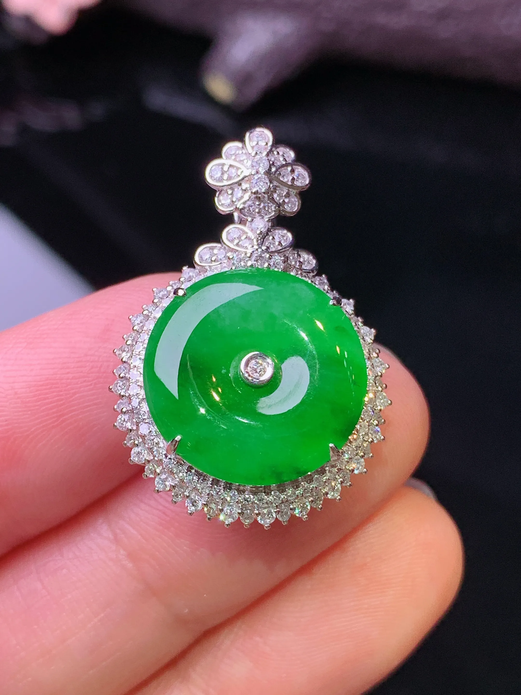 18k金钻镶嵌满绿平安扣吊坠 玉质细腻 色泽清新艳丽 整体尺寸28*19.5*10