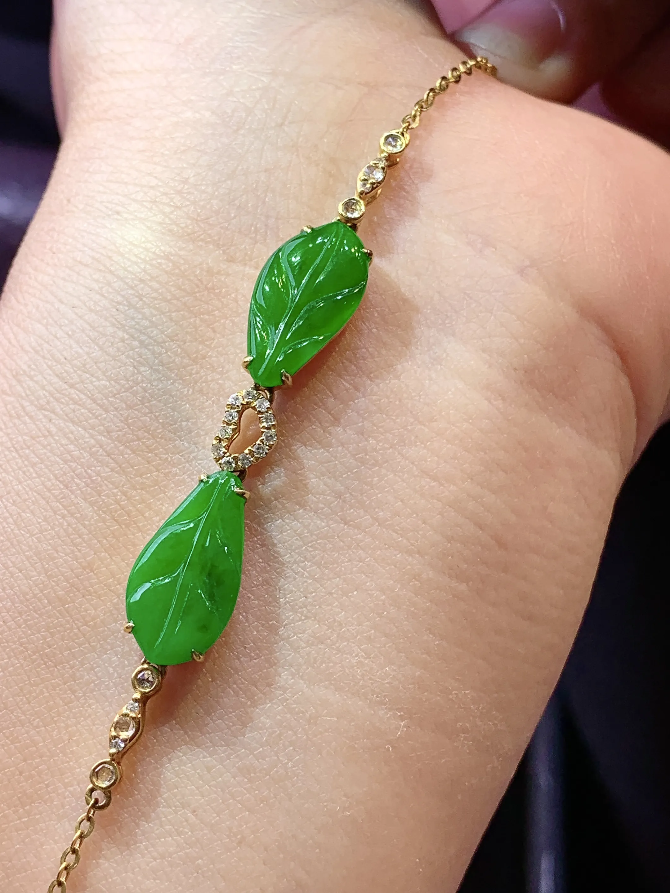 18k金钻镶嵌满绿树叶手链 玉质细腻 色泽清新艳丽 裸石尺寸14.5*7.8*2