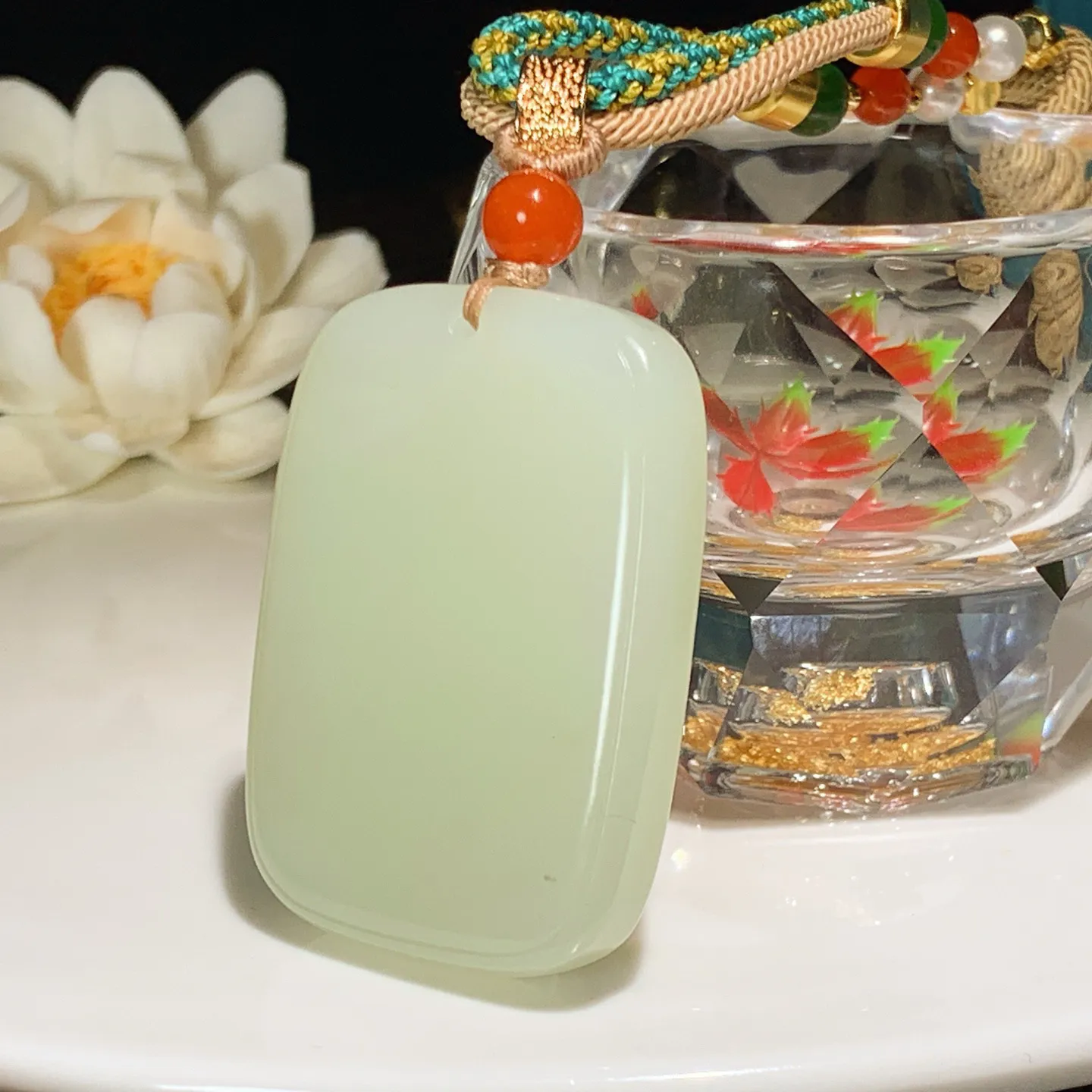 和田玉若羌黄玉口料平安无事牌子挂件。尺寸47/35/9重45.5克。玉质细腻油润。手推出油。佩戴高端典雅。lt251205