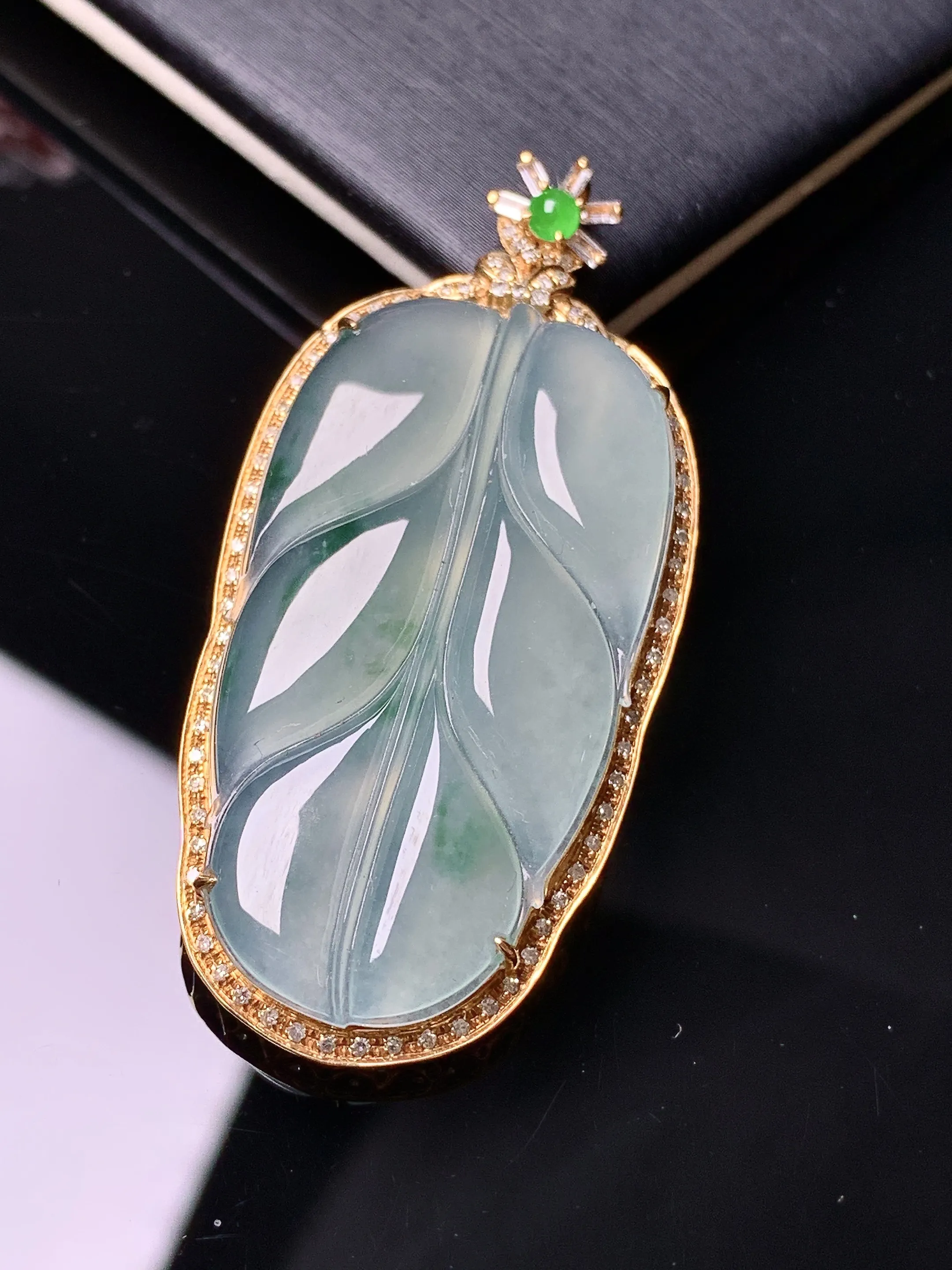 18k金钻镶嵌冰种树叶吊坠 玉质细腻 色泽清新艳丽 整体尺寸49*23.2*7.2