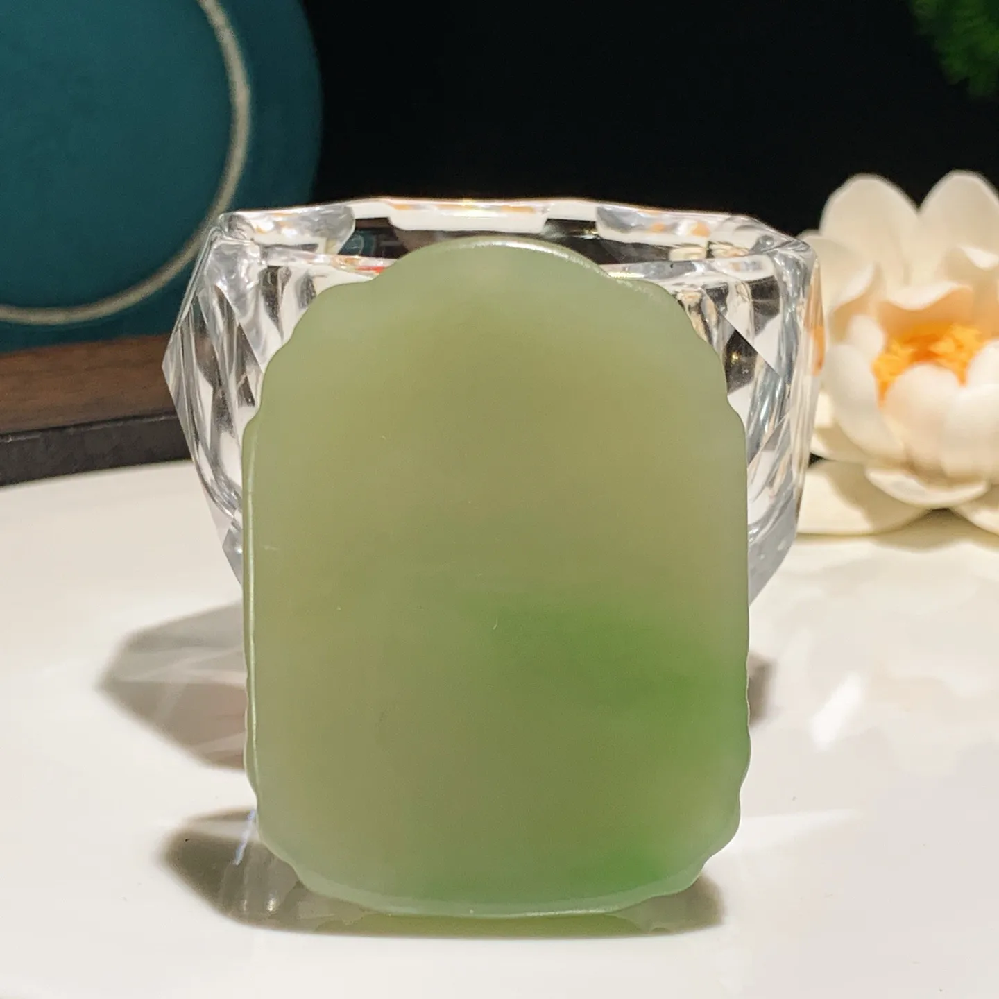 和田玉青海翠翠青坐莲观音牌子挂件。尺寸54/40/12重54克。内径玉质细腻油润。手推出油。佩戴高端典雅。lt251205