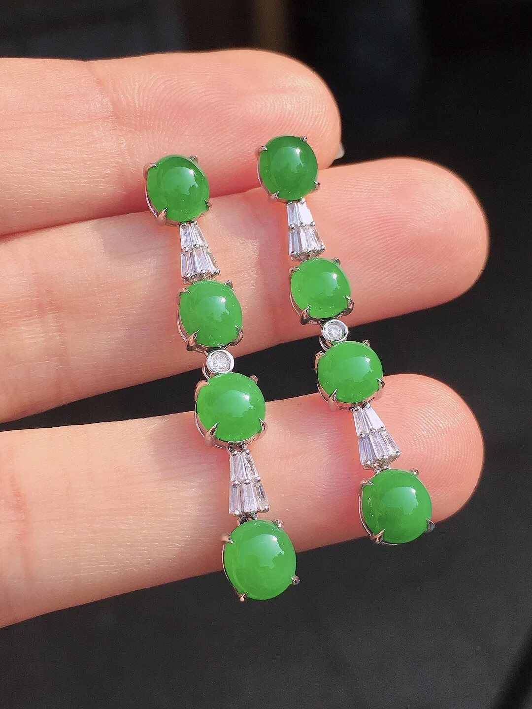 阳绿蛋面耳坠，色泽均匀艳丽，玉质细腻，荧光感超
强，饱满圆润，尽显优雅气质，18k
金豪华镶嵌