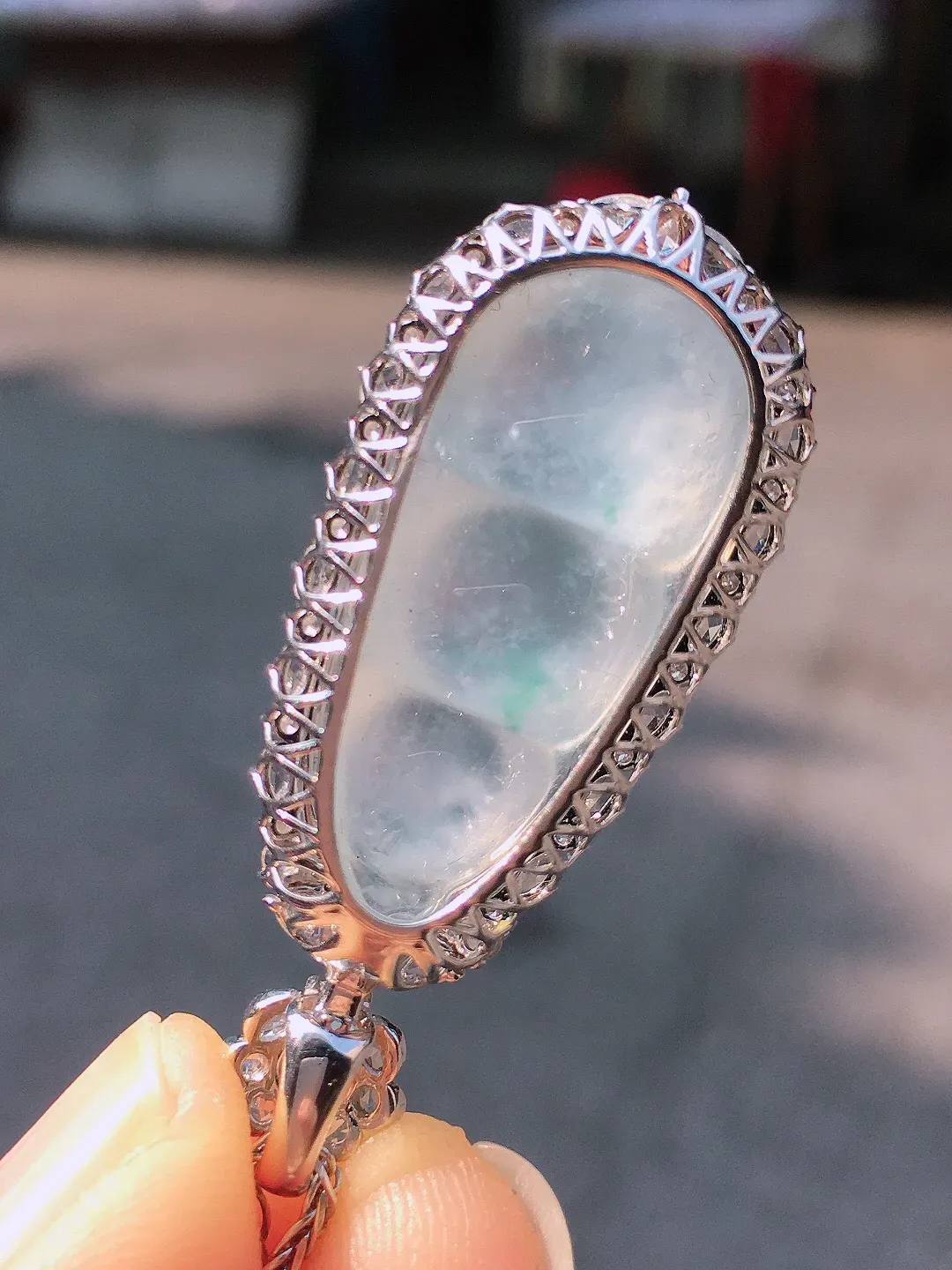 冰种福豆吊坠，玉质细腻，荧光感超
强，饱满圆润，尽显优雅气质，18k
金豪华镶嵌