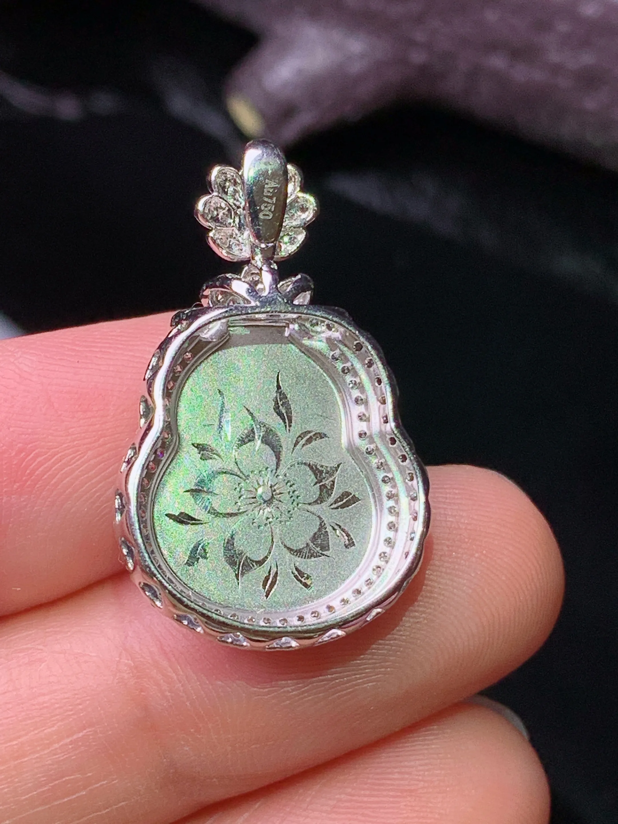 18k金钻镶嵌翠绿葫芦吊坠 玉质细腻 色泽清新艳丽 整体尺寸27.3*16.8*7