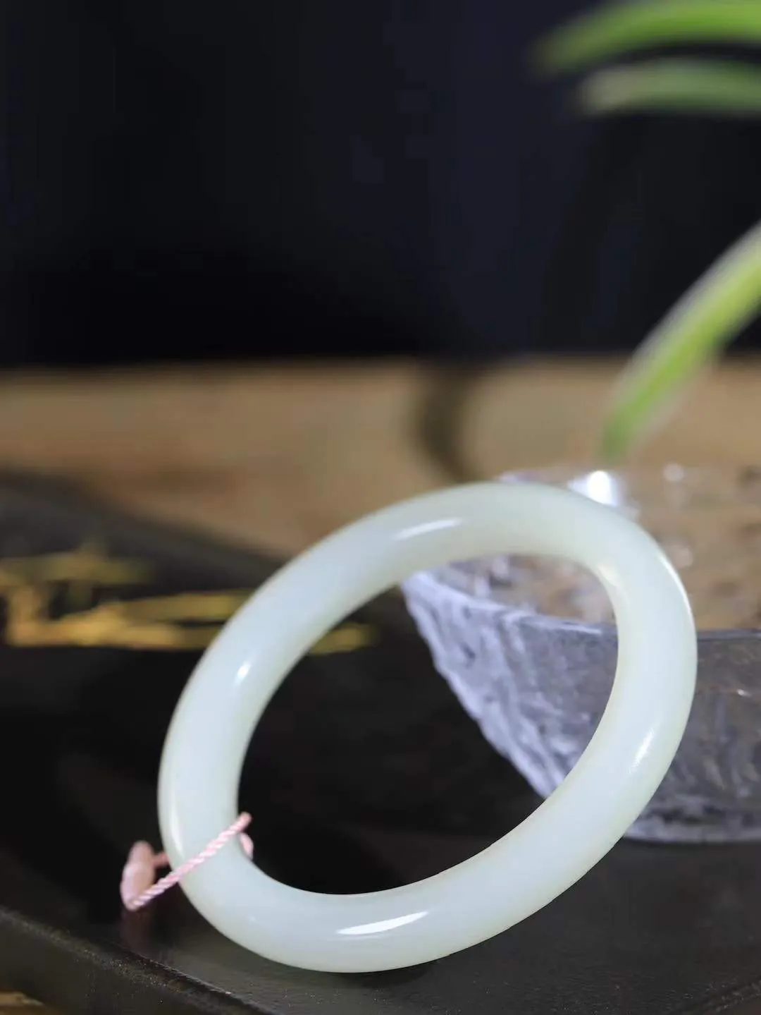 [温润如玉.手镯]

精品和田玉手镯。玉质温润细腻 油性十足 手感舒适，高华雅逸，线条流畅，简约大气，美自天成，素雅高贵。佩戴于腕间，婉约之美，举手投足间透出那份低调奢华。重47.3克 内径58mm尺寸10-9.6mm 781152714A