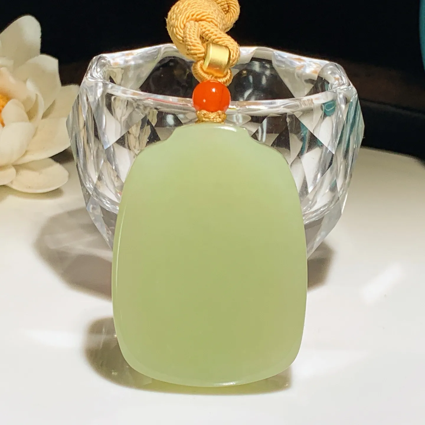 新疆和田玉若羌黄口料佛引福来牌子挂件。尺寸49/37/13重53克。内径玉质细腻油润。手推出油。佩戴高端典雅。lt251205