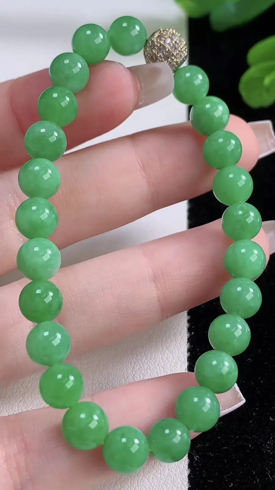 翡翠a货满绿圆珠手串，尺寸6.8-24颗，重量:15.03g