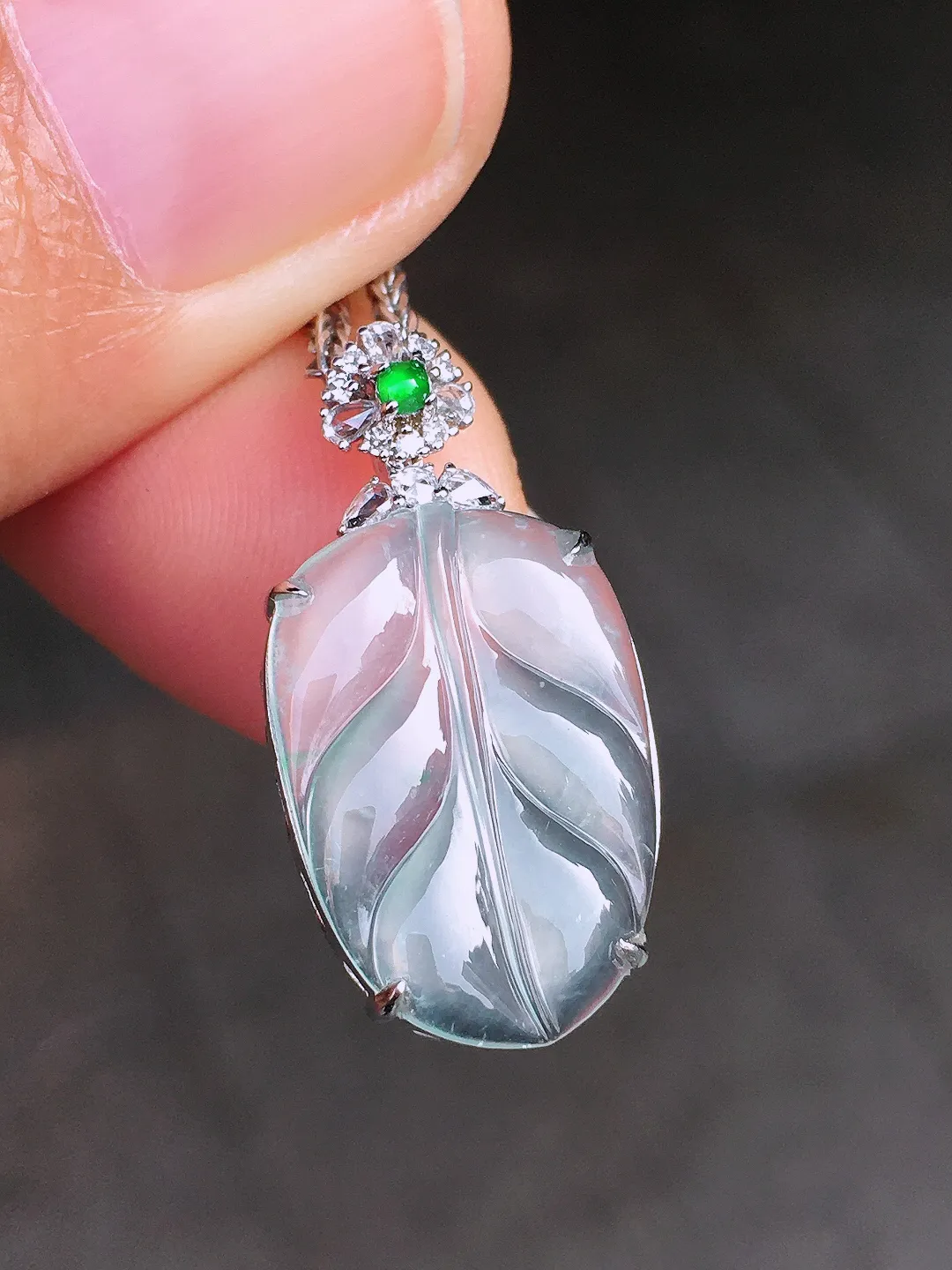 冰种玉叶吊坠，玉质细腻，荧光感超
强，饱满圆润，尽显优雅气质，18k
金豪华镶嵌