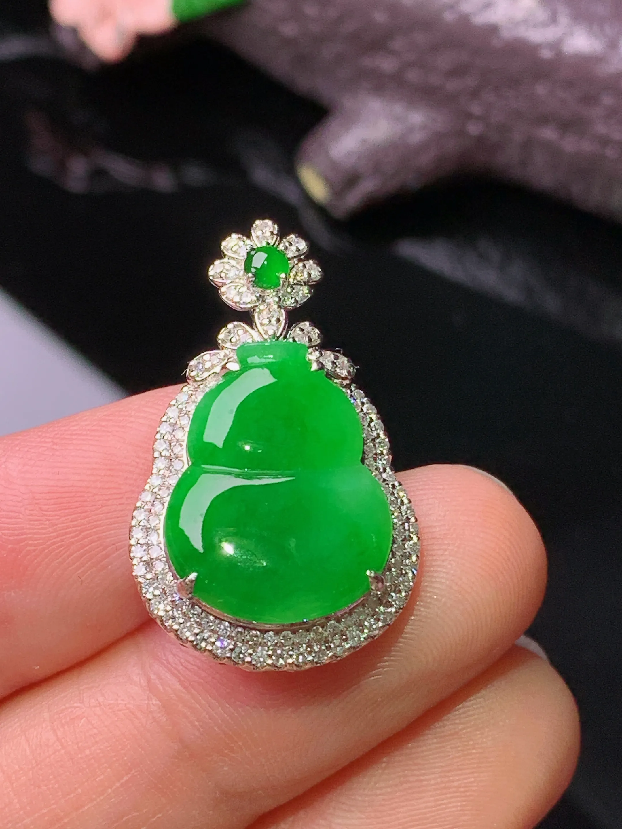 18k金钻镶嵌翠绿葫芦吊坠 玉质细腻 色泽清新艳丽 整体尺寸27.3*16.8*7
