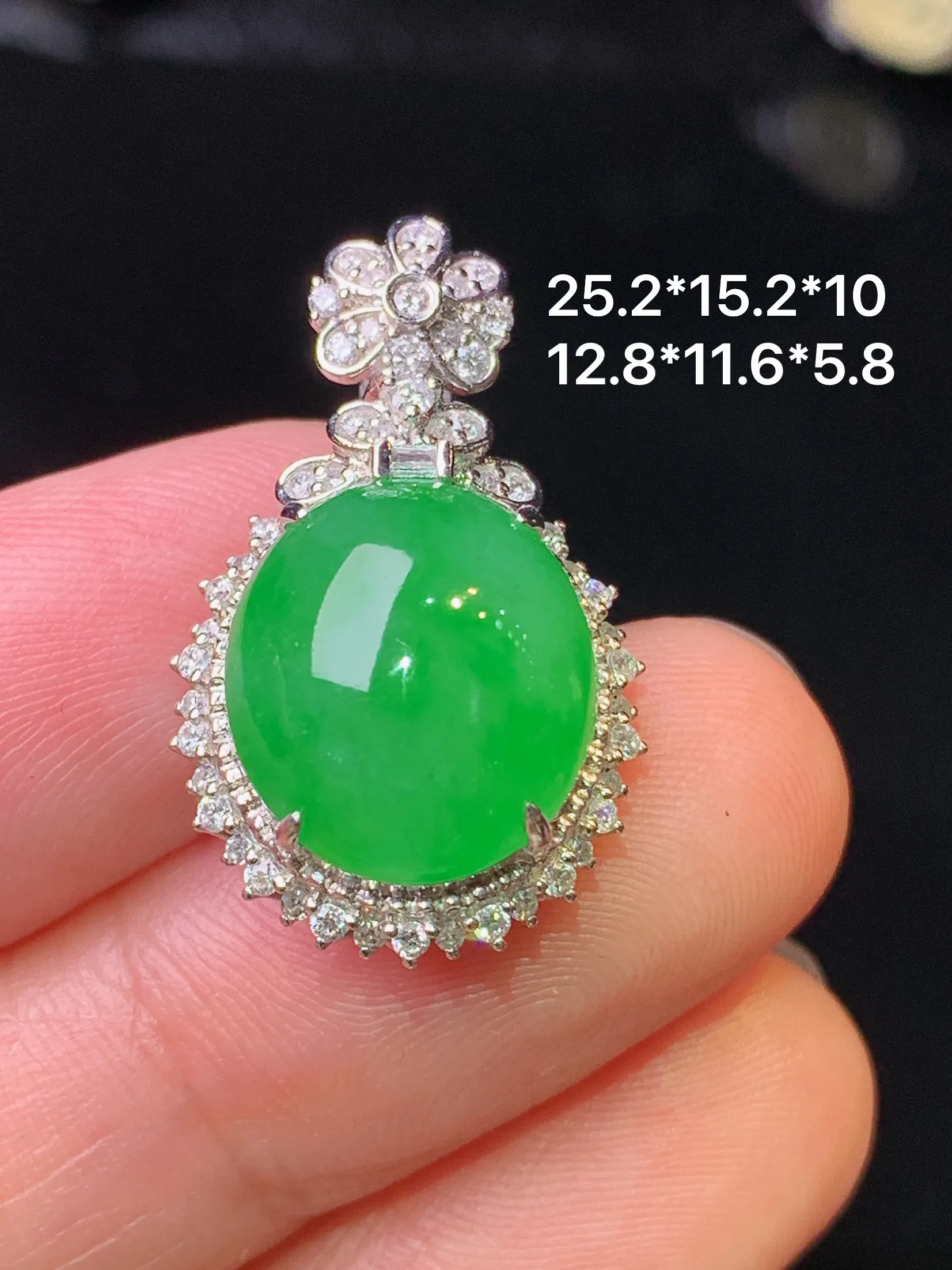 18k金钻镶嵌满绿蛋面吊坠 玉质细腻 色泽清新艳丽 整体尺寸25.2*15.2*10