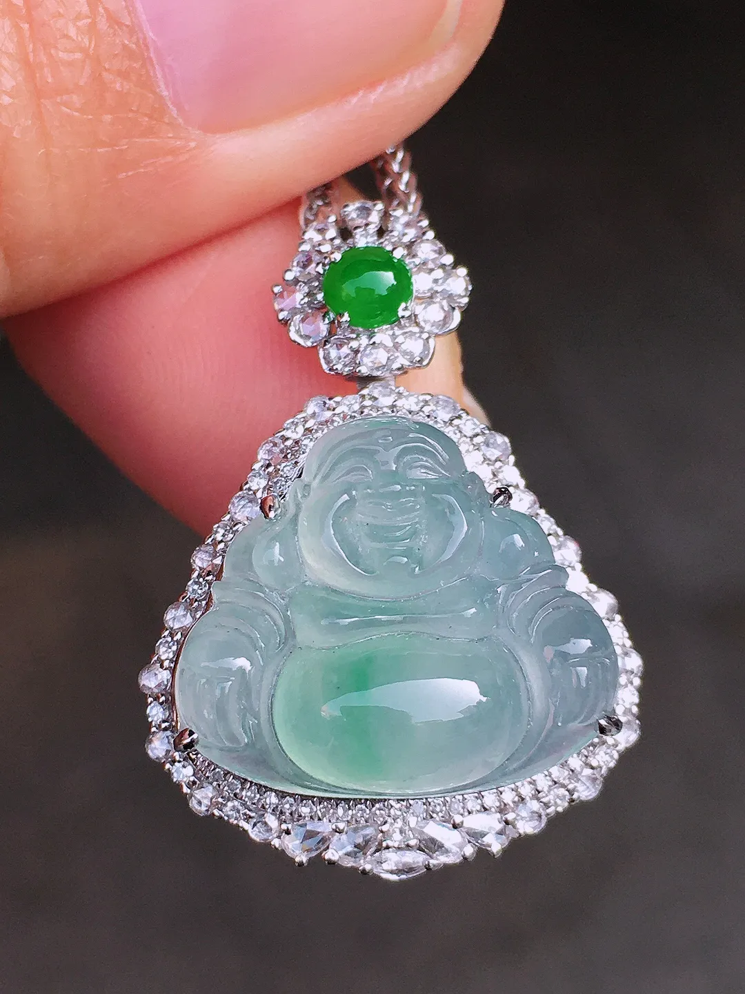 冰飘绿佛公吊坠，色泽艳丽，玉质细腻，荧光感超
强，饱满圆润，尽显优雅气质，18k
金豪华镶嵌