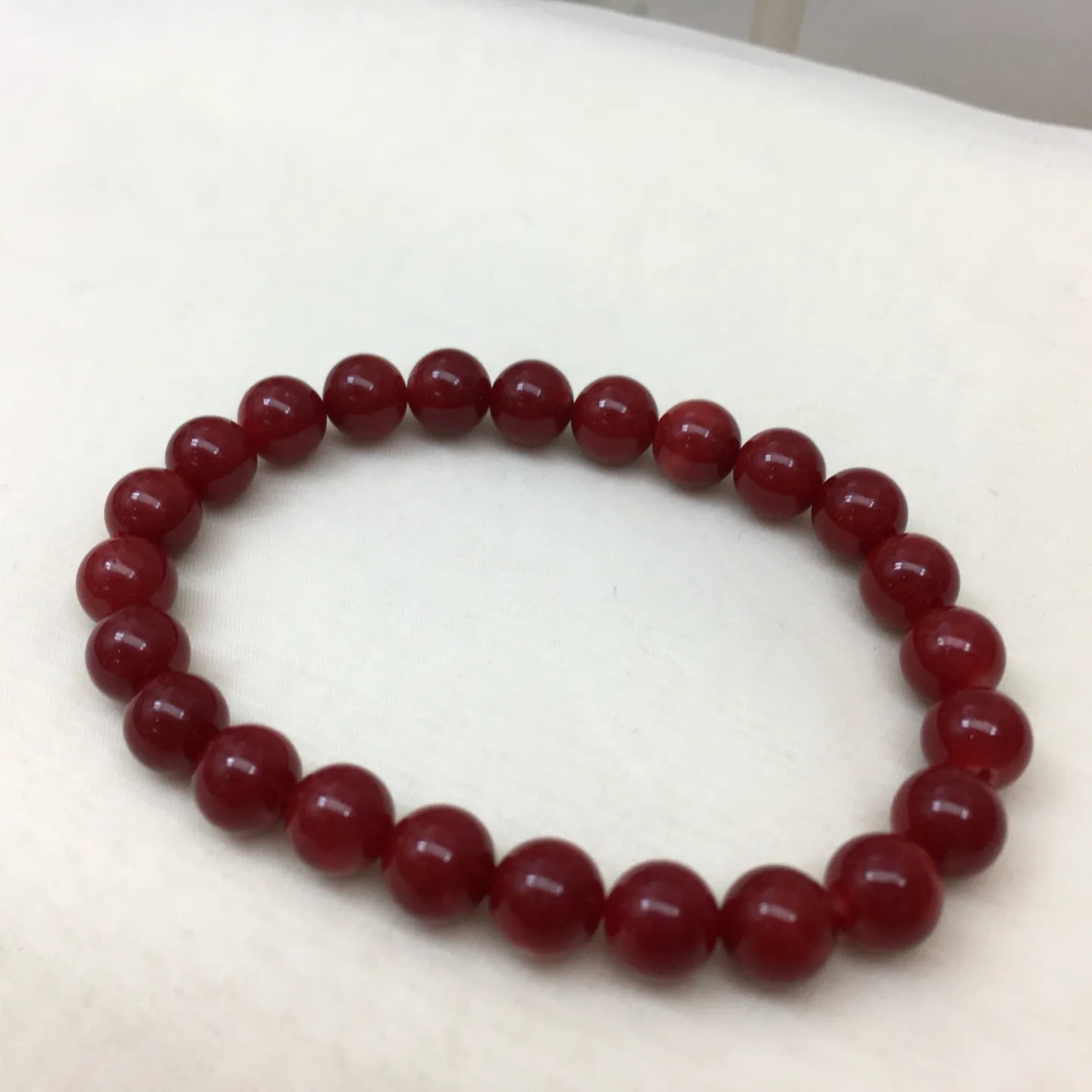 【天然日本阿卡牛血红珊瑚7.4mm圆珠弹力单手串】难得高瓷度，日本产地，阿卡材料，整条少虫眼少白芯的阿卡圆珠。整条赤血牛血红颜色，珠子直径7.4-7mm，每颗珠子均为天然的珊瑚，珊瑚自古就为佛教珍宝，深海千年有机宝石！收藏价值高、可传承重量为12.95克！追求品质者的福音！实物漂亮！