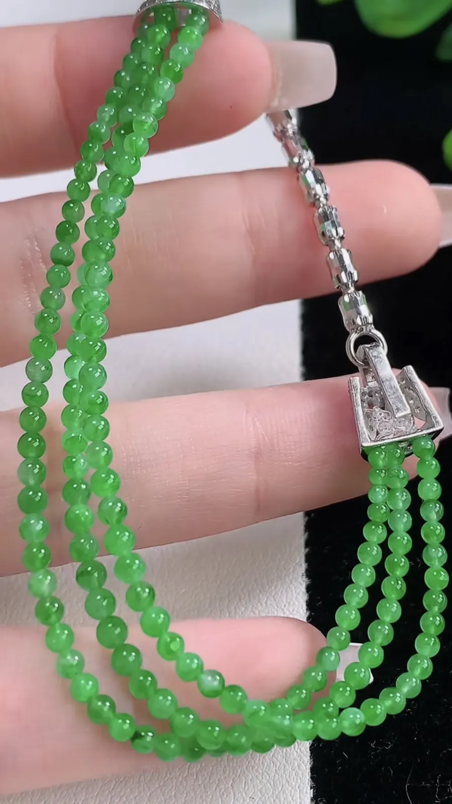 翡翠a货满绿小米珠项链，尺寸2.4，重量:7.30g