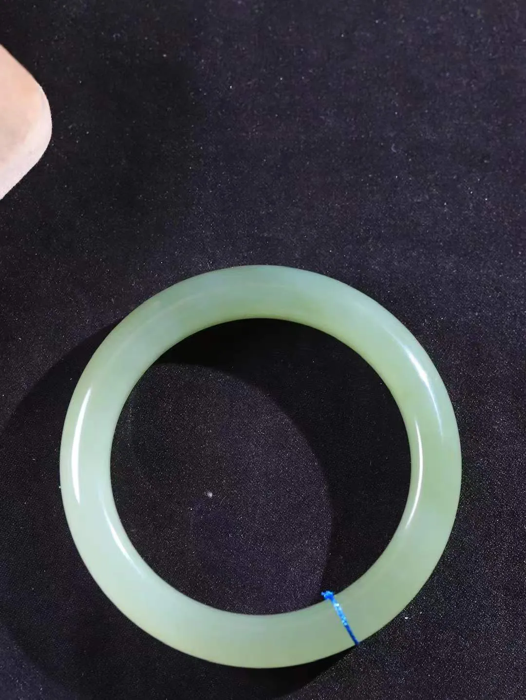 【温润于心.手镯】

精品️和田玉晴水手镯，如晴水般清澈，似晴空般纯净。每一缕纹理都诉说着大自然的馈赠，温润细腻，触手生温。佩戴它，仿佛将一片宁静的晴水湖戴在腕间，优雅从容，气质非凡。重55克  尺寸54.5-12-9.2mm  55120533A