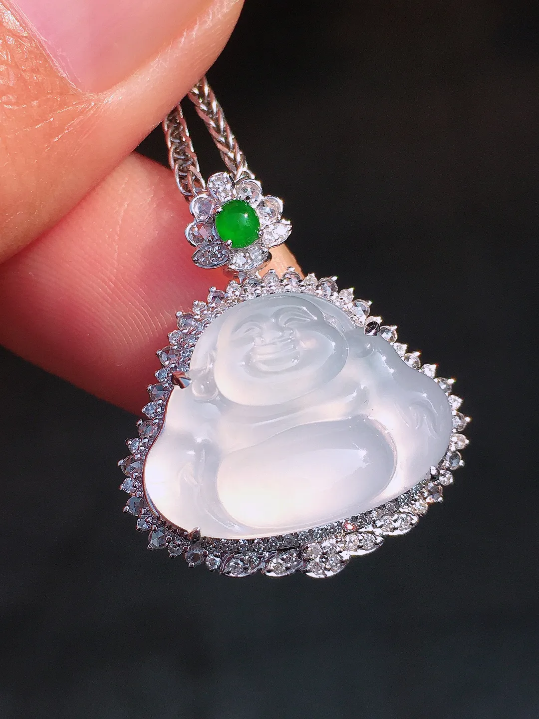 冰种佛公吊坠，玉质细腻，荧光感超
强，饱满圆润，尽显优雅气质，18k
金豪华镶嵌