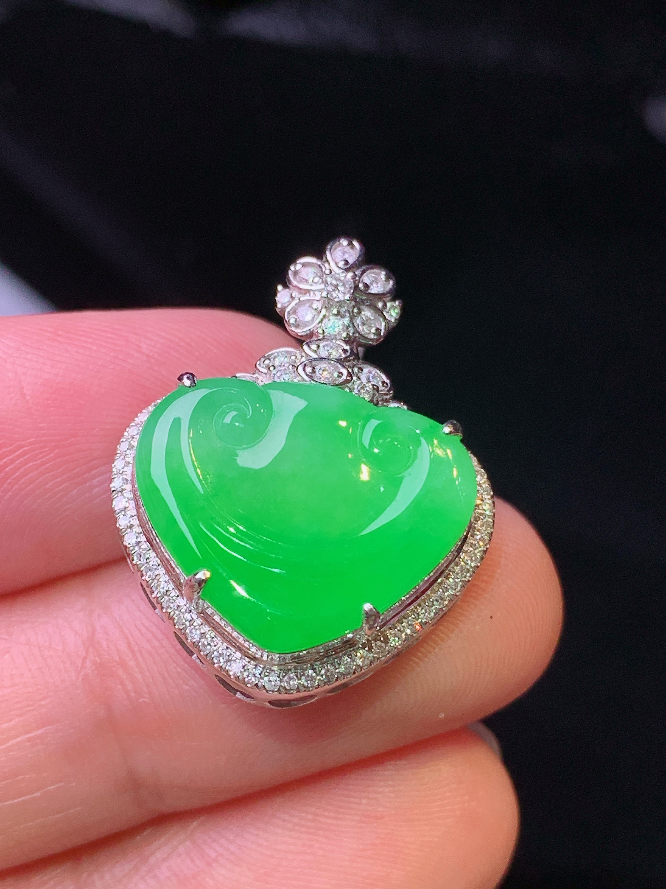 18k金钻镶嵌翠绿如意吊坠 玉质细腻 色泽清新艳丽 整体尺寸24.5*19.2*7.7