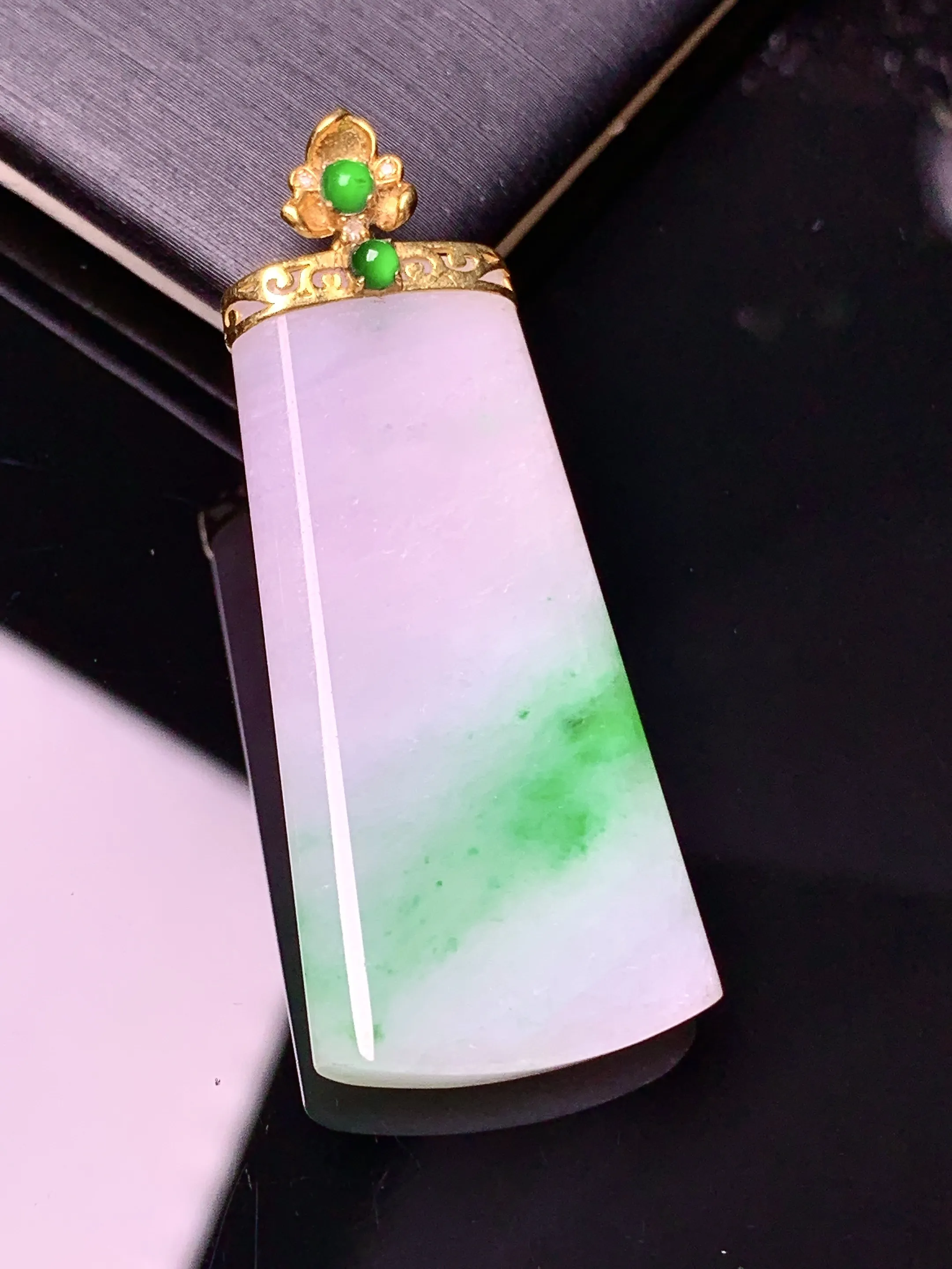 18k金镶嵌飘绿无事牌吊坠 玉质细腻 色泽清新艳丽 整体尺寸43.8*17.7*4.5
