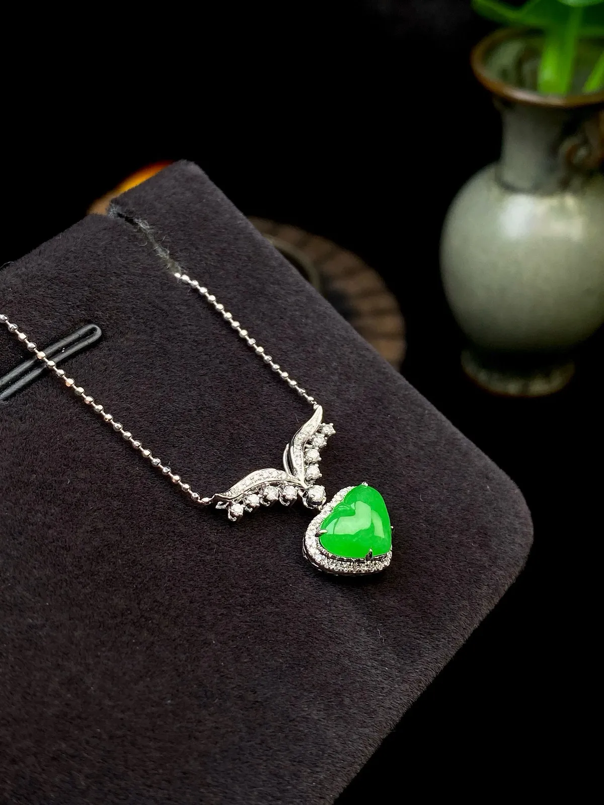 【冰绿心形锁骨链】质地细腻，冰润起光，颜色浓郁娇艳，18K金钻精美镶嵌，裸石尺寸7*9.5*2.8毫