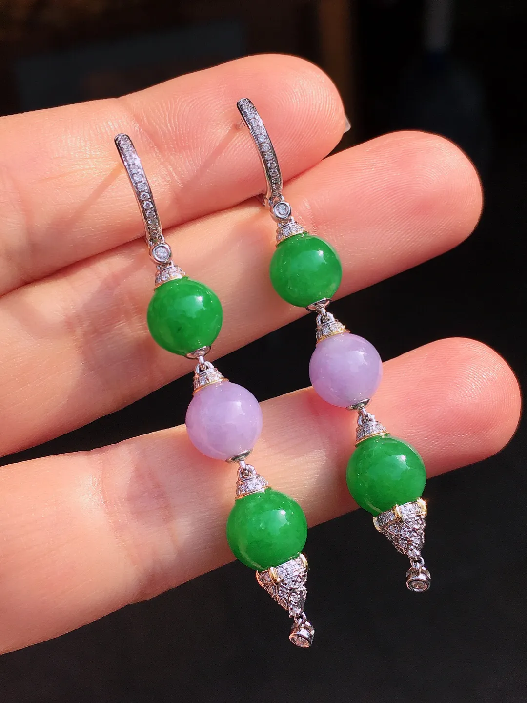 （紫+绿）三合一珠子耳坠，色泽均匀艳丽，玉质细腻，荧光感超
强，饱满圆润，尽显优雅气质，18k
金豪华镶嵌