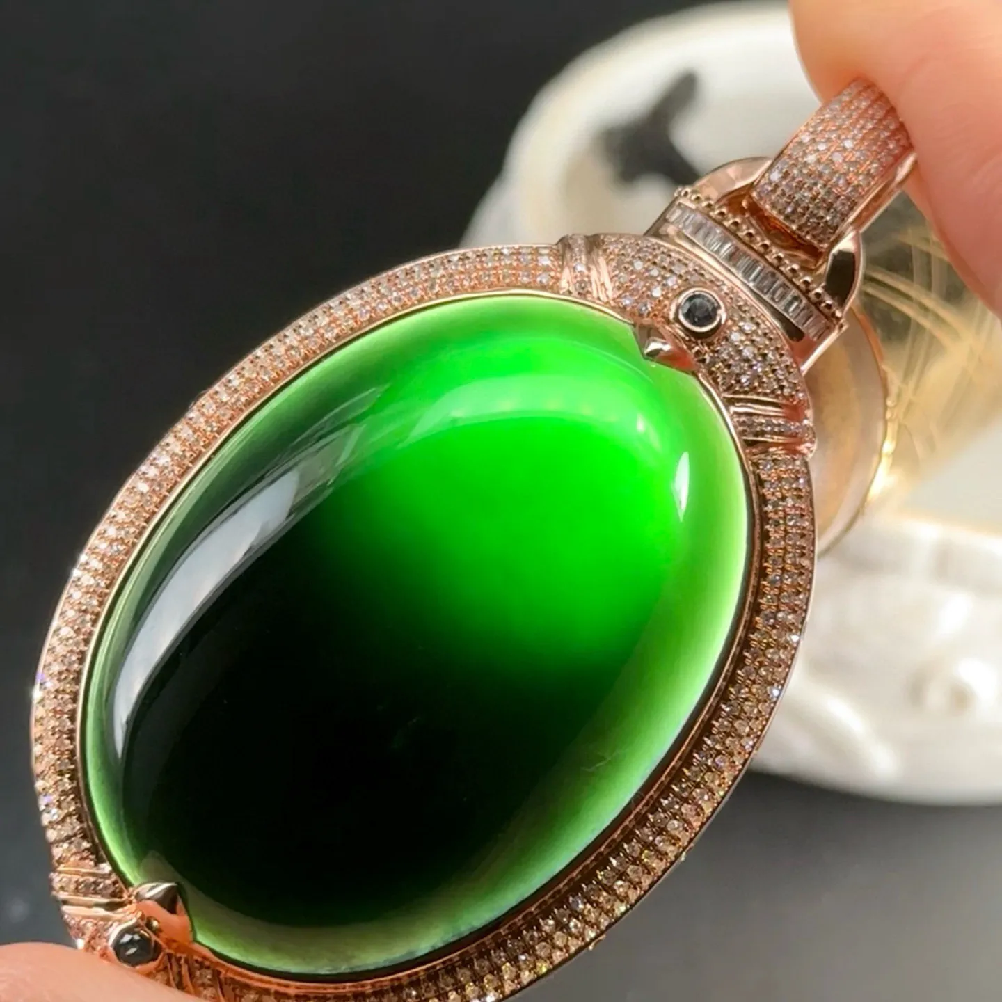 精品豪镶墨翠大蛋面吊坠 种好色正 黑度极好 打灯通透 油性十足 尺寸62.7