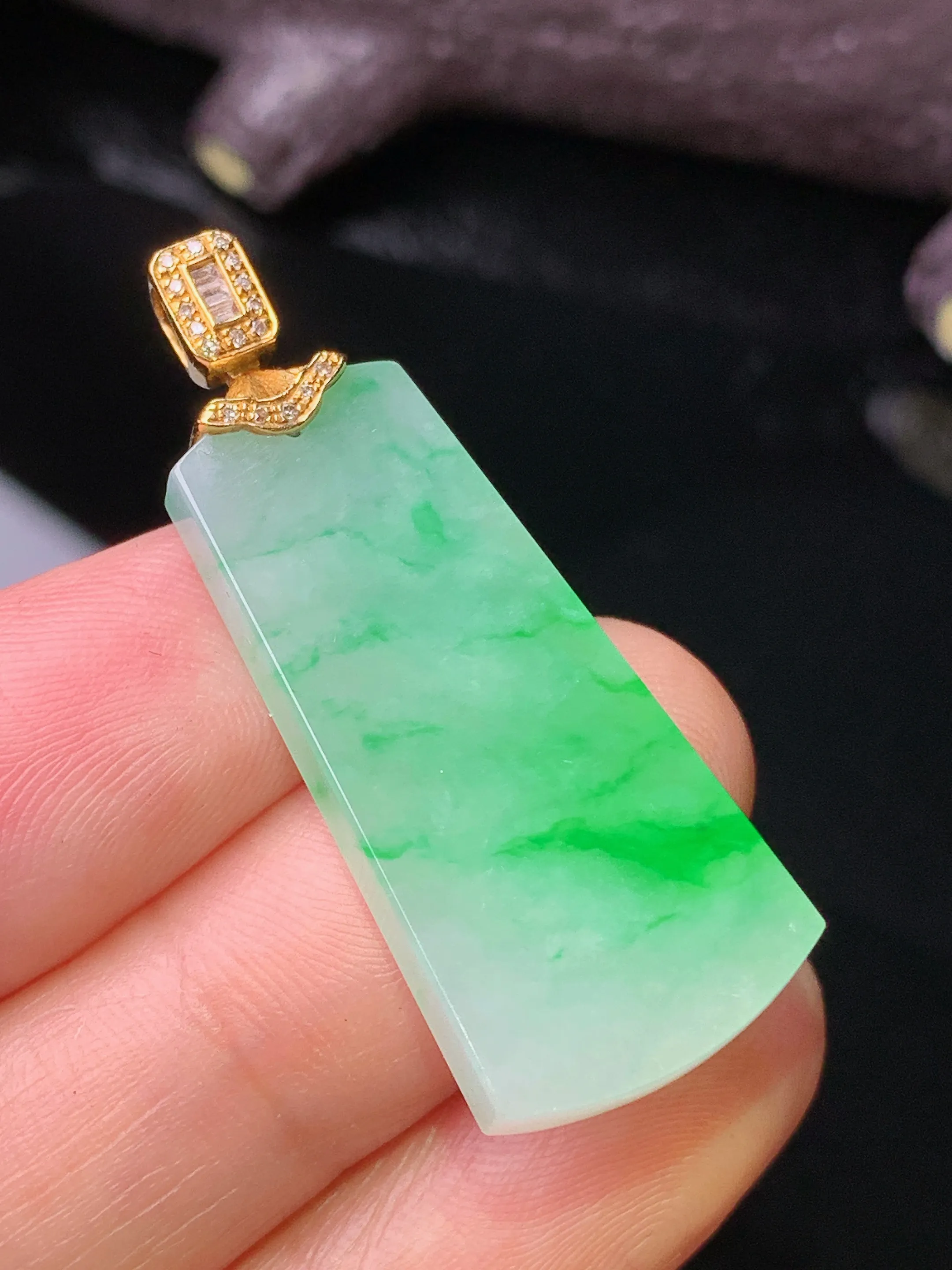 18k金钻镶嵌翠绿无事牌吊坠 玉质细腻 色泽清新艳丽 整体尺寸37.8*14.6*3.6