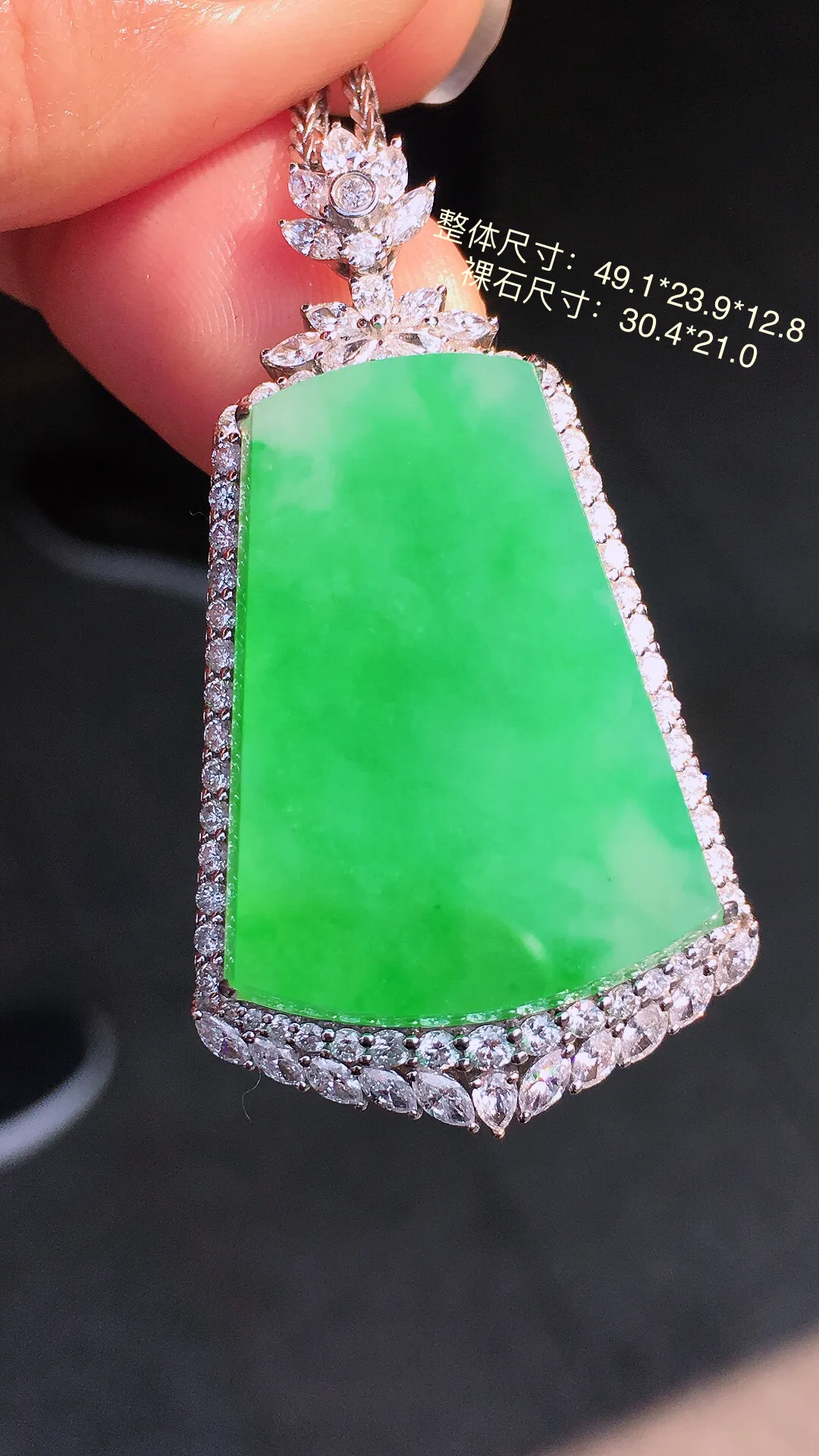 阳绿无事牌吊坠，色泽均匀艳丽，玉质细腻，荧光感超
强，饱满圆润，尽显优雅气质，18k
金豪华镶嵌