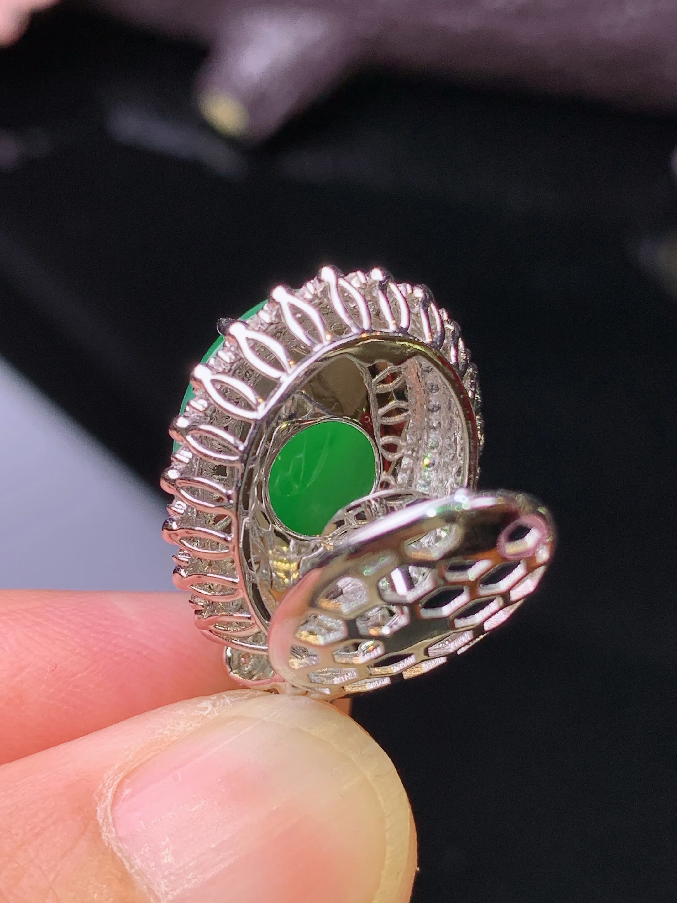 18k金钻镶嵌满绿蛋面吊坠 玉质细腻 色泽清新艳丽 整体尺寸28*16*13.6