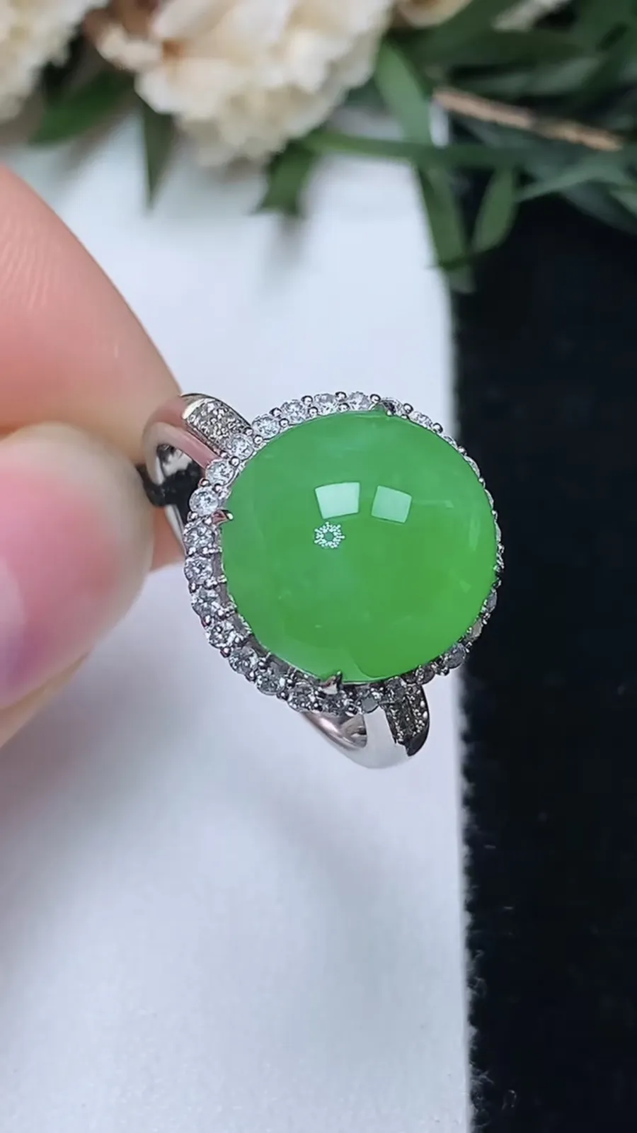 翡翠a货18k金冰种满阳绿蛋面戒指，尺寸17.2-11.7-11.4，重量:5.69g