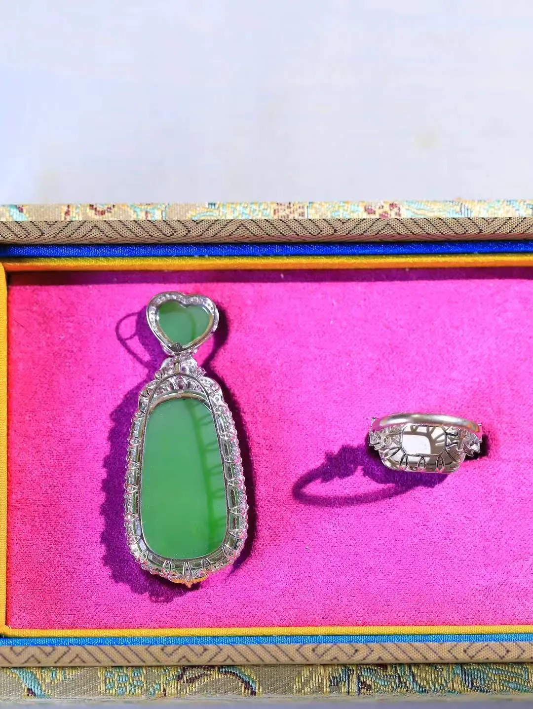 一套【金镶玉.套装】

收藏传家级臻品️和田玉碧玉戒指 吊坠 套装，18k金精工镶嵌，器形圆润饱