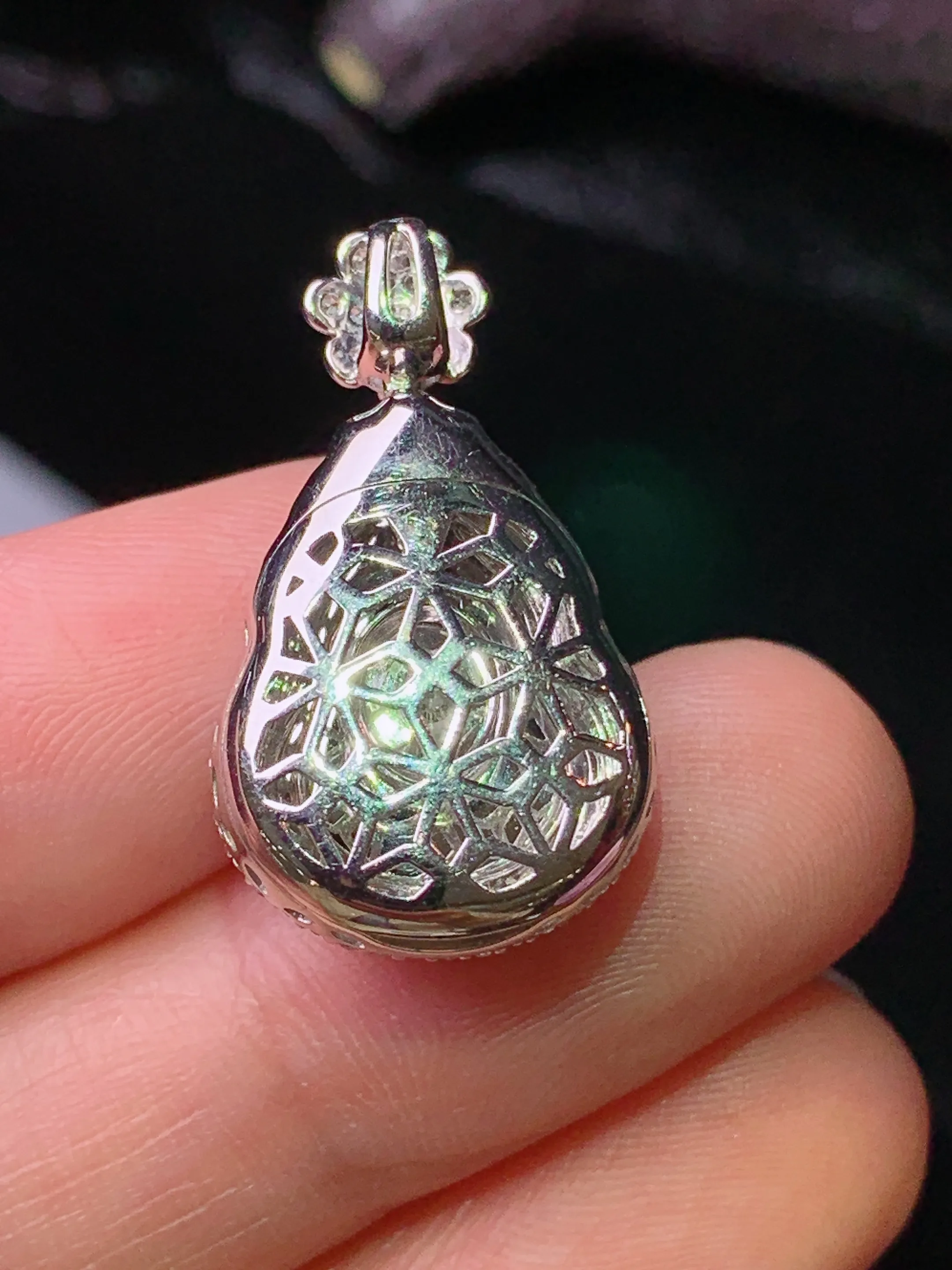 18k金钻镶嵌翠绿葫芦吊坠 玉质细腻 色泽清新艳丽 整体尺寸26*14.8*10.5