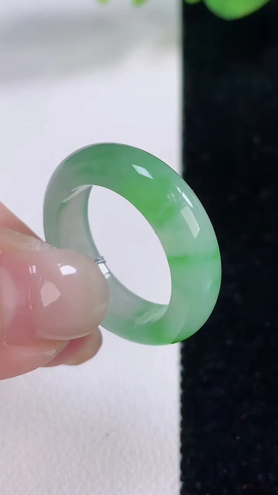 翡翠a货冰种满绿指环戒指，尺寸18.5-5.8-3.5，重量:4.72g