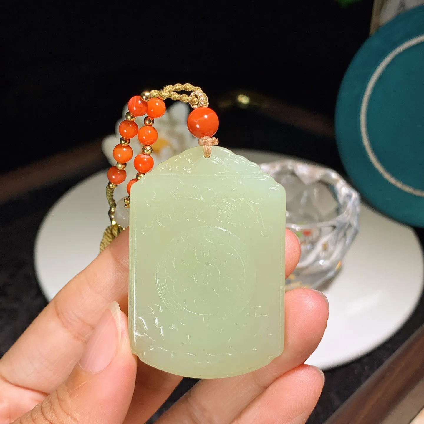 新疆和田玉若羌黄口料大势至菩萨牌子挂件。尺寸52/35/10重44克。内径玉质细腻油润。手推出油。佩戴高端典雅。lt251205