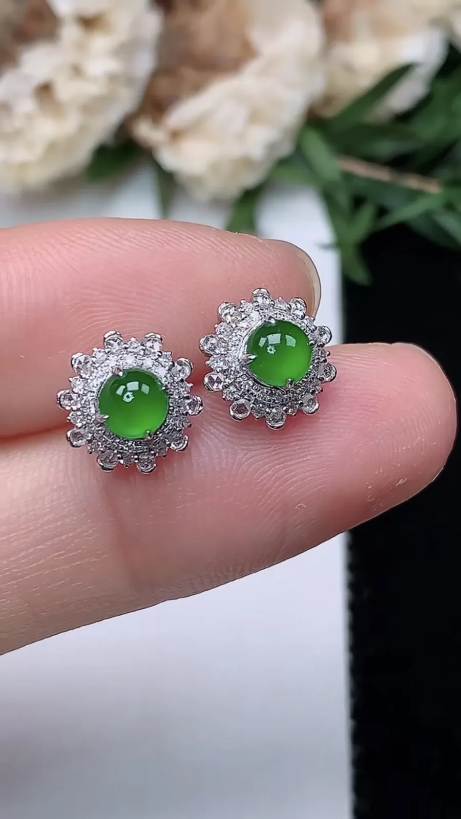 翡翠a货18k金冰种满绿蛋面耳钉，尺寸4，重量:1.40g