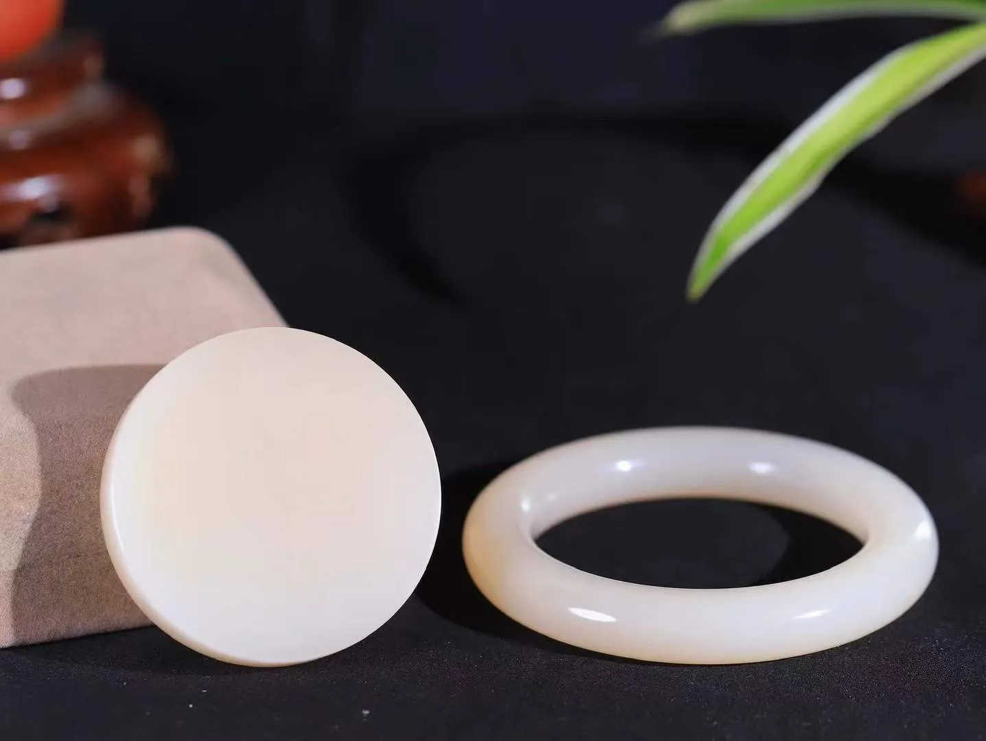 一套 【腕间柔情.套镯】   

收藏传家级臻品️和田玉藕粉手镯套装 玉质温润细腻 油性十足 古朴秀雅 轻抚岁月的栏杆软香温玉，腕间玉镯轻轻晃动，令人情动心间，撷一缕月末的芬芳，把心思铺陈，时光静美，惟有你最温柔。共重158.2克  手镯尺寸56.5-12-12.2mm 镯芯尺寸54.8-12.2mm  10120500A