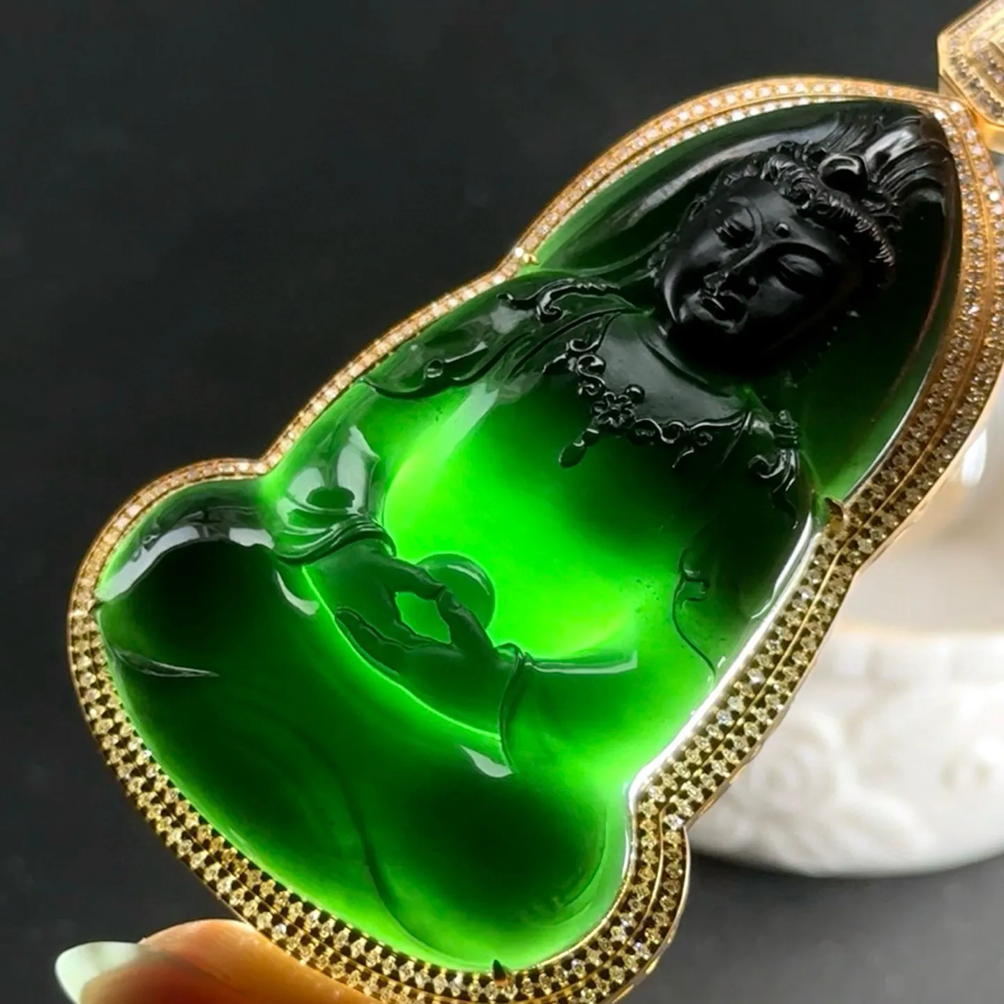 精品18k墨翠观音 种好色正 黑度极好 打灯通透 油性十足 尺寸79.8