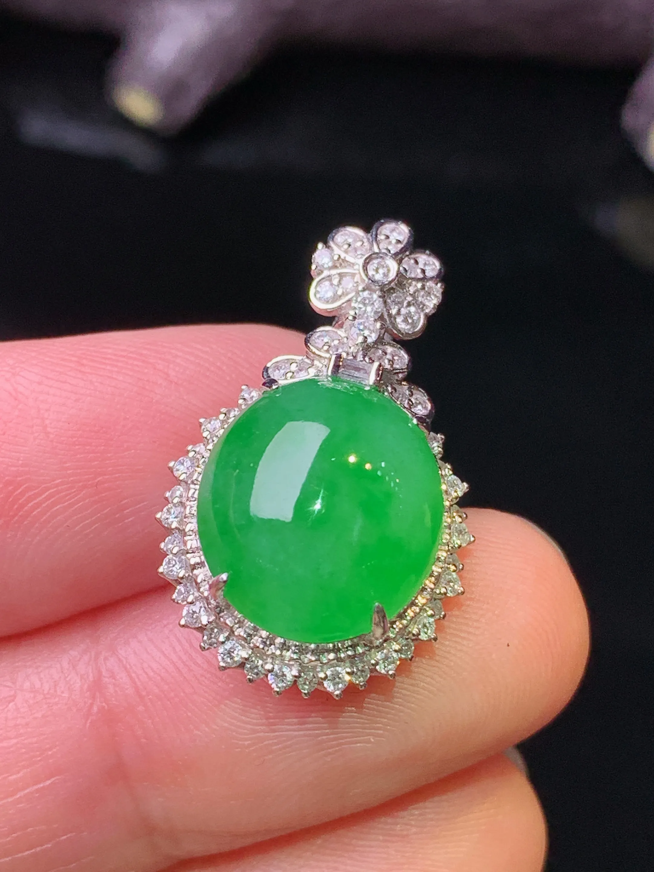 18k金钻镶嵌满绿蛋面吊坠 玉质细腻 色泽清新艳丽 整体尺寸25.2*15.2*10