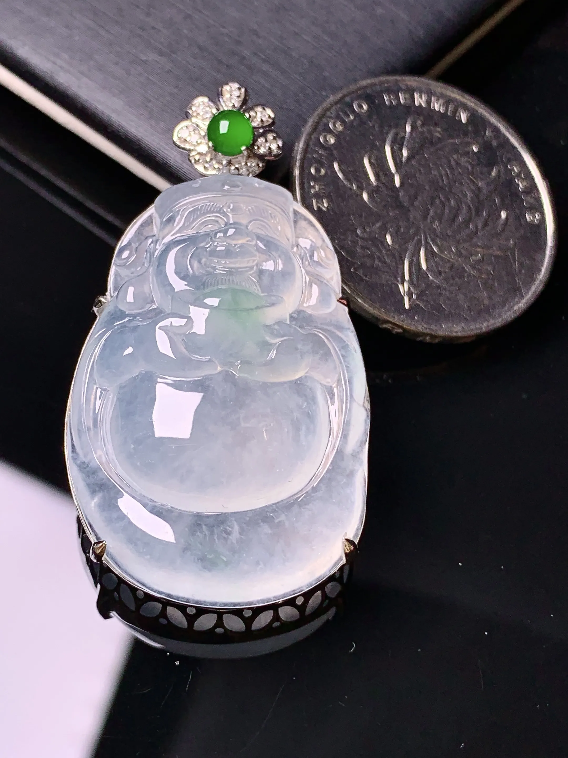 18k金钻镶嵌冰种财神吊坠 玉质细腻 色泽清新艳丽 整体尺寸42.5*23.1*10.6