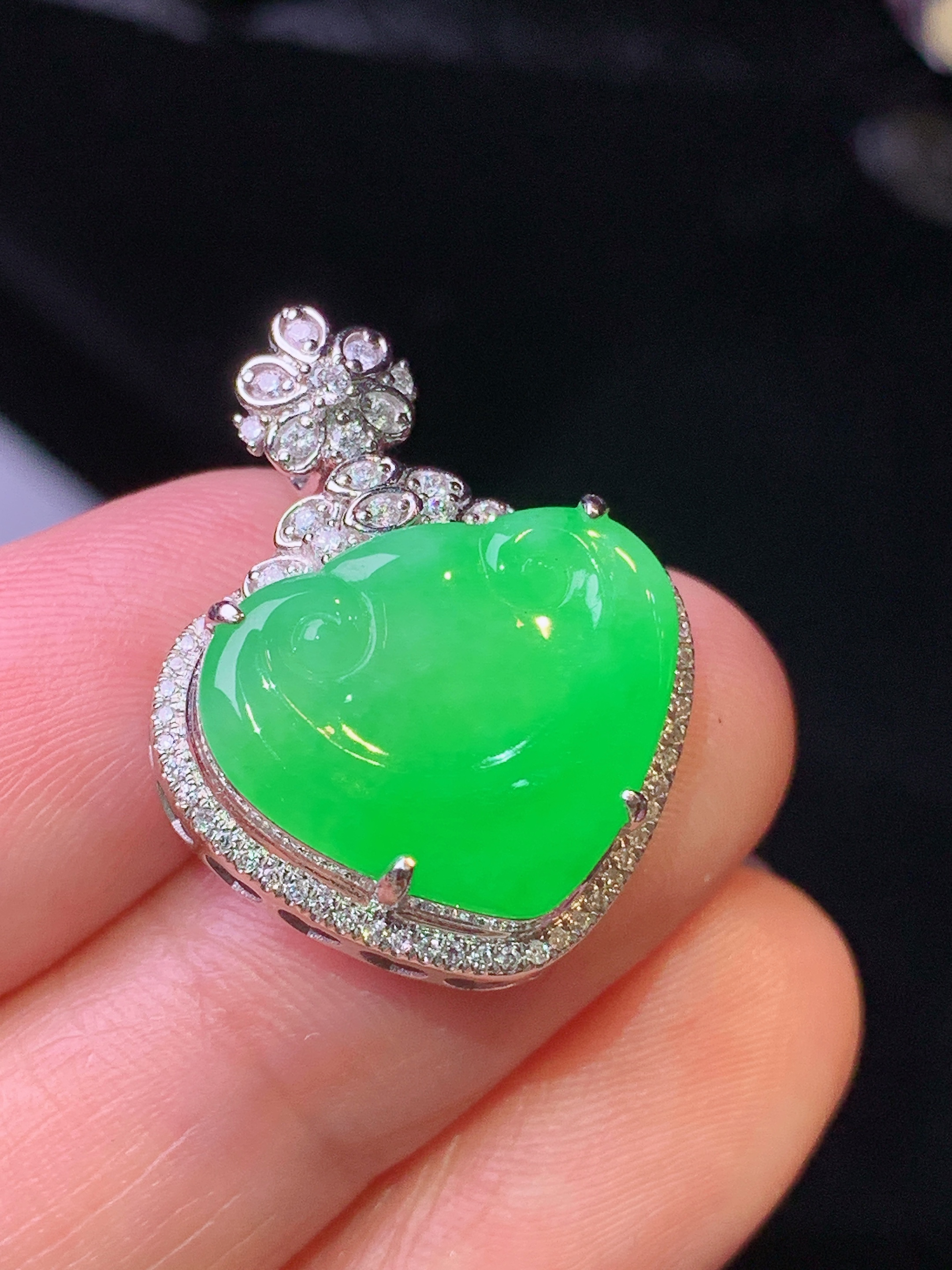 18k金钻镶嵌翠绿如意吊坠 玉质细腻 色泽清新艳丽 整体尺寸24.5*19.2*7.7