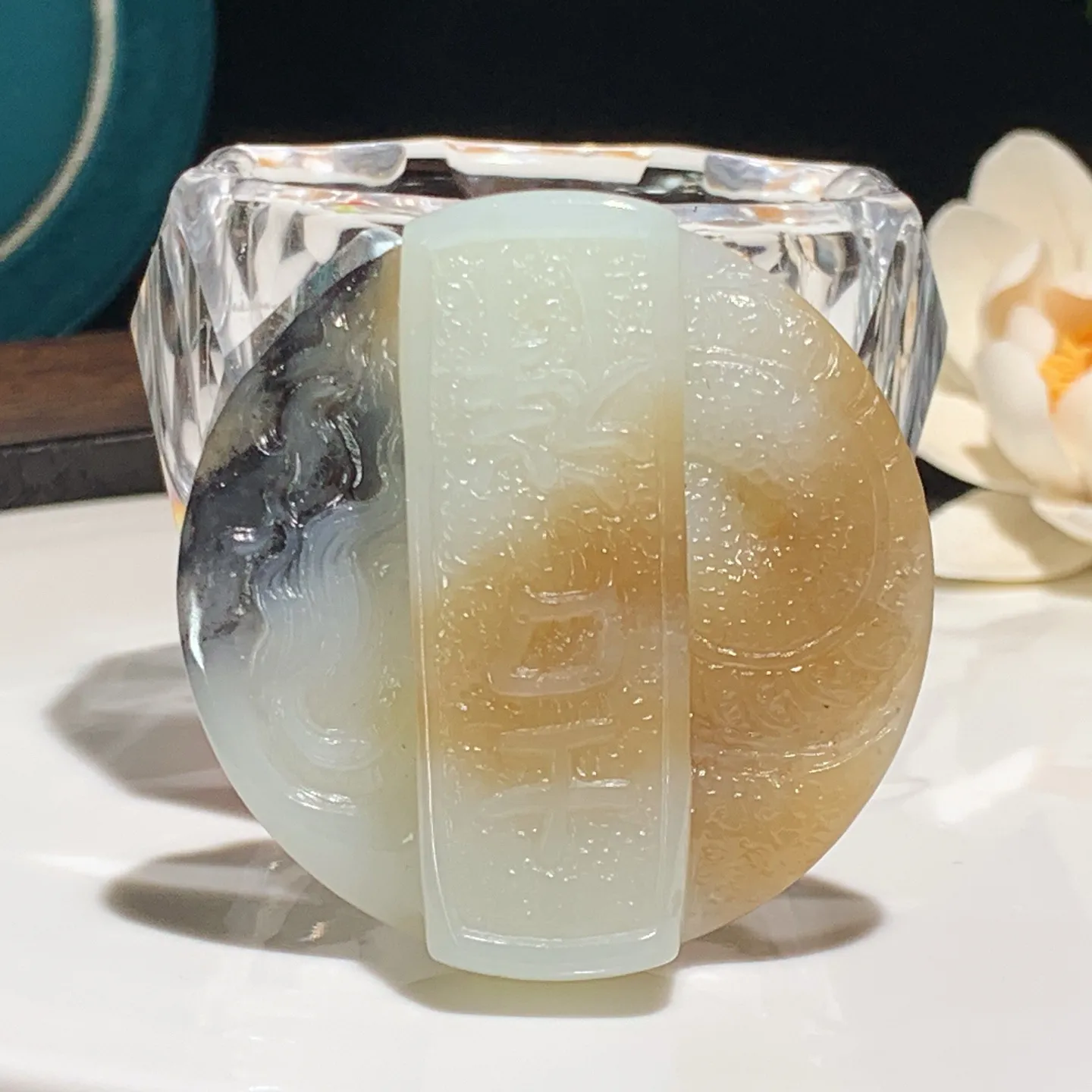 新疆和田玉且末糖青花龙佑一方皮带扣。尺寸52/17重51.2克。内径玉质细腻油润。手推出油。佩戴高端典雅。lt251205