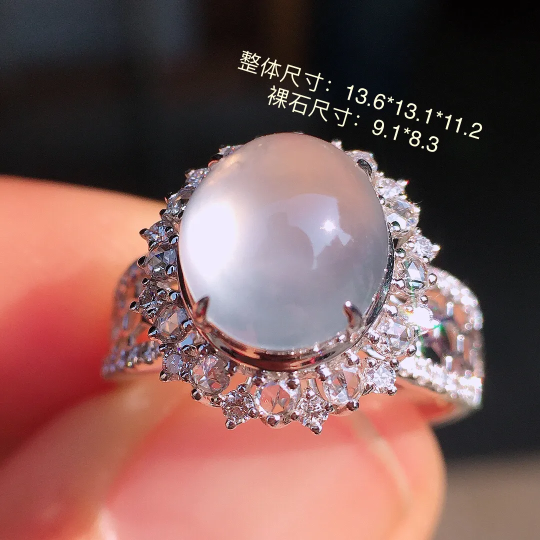 玻璃种蛋面戒指，玉质细腻，荧光感超
强，饱满圆润，尽显优雅气质，18k
金豪华镶嵌