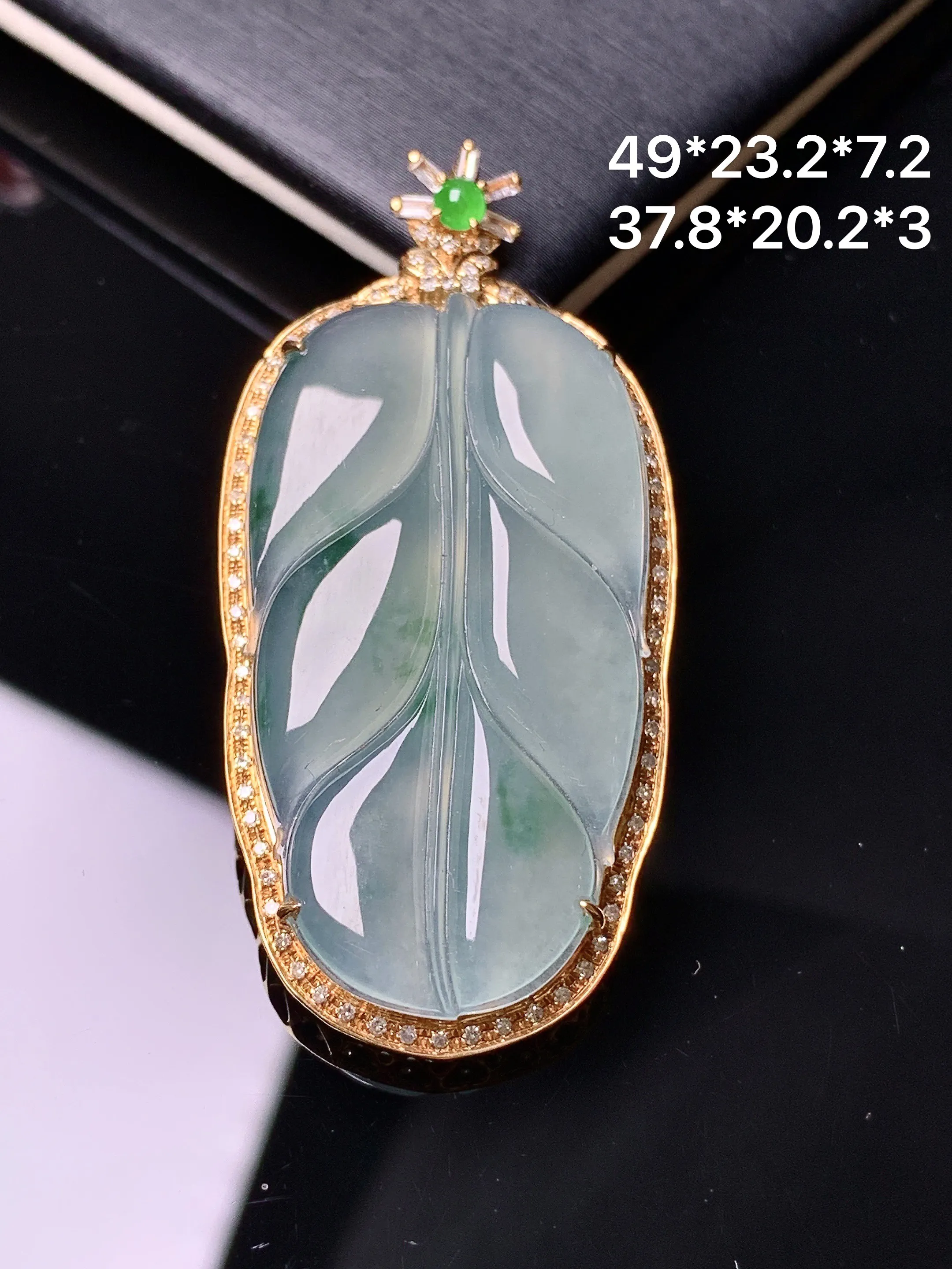 18k金钻镶嵌冰种树叶吊坠 玉质细腻 色泽清新艳丽 整体尺寸49*23.2*7.2